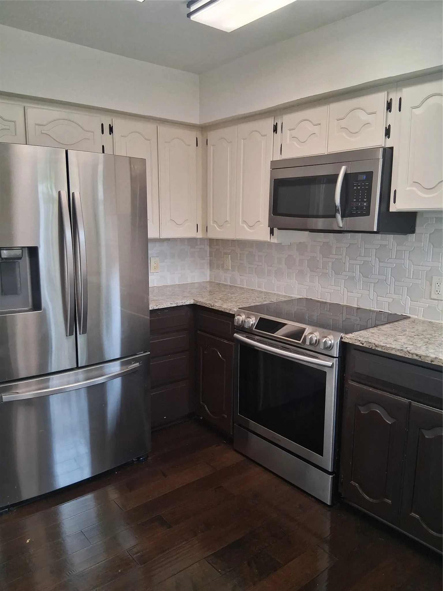 Single Family Residence For Rent in Tarrant County , 1503 Laguna Vista Way, Grapevine, Texas 76051, 3 Bedroom, 3 Bathroom, 2 Garage spaces, 1,616 Sqft, built in 1985, mls#21378437, Real Estate Agent in Grapevine, Homes For Rent in Tarrant county, Homes For Rent in Grapevine, Realtor in Grapevine Texas, Real Estate Brokerage Independent Realty Texas, Luminita Cordes Realtor