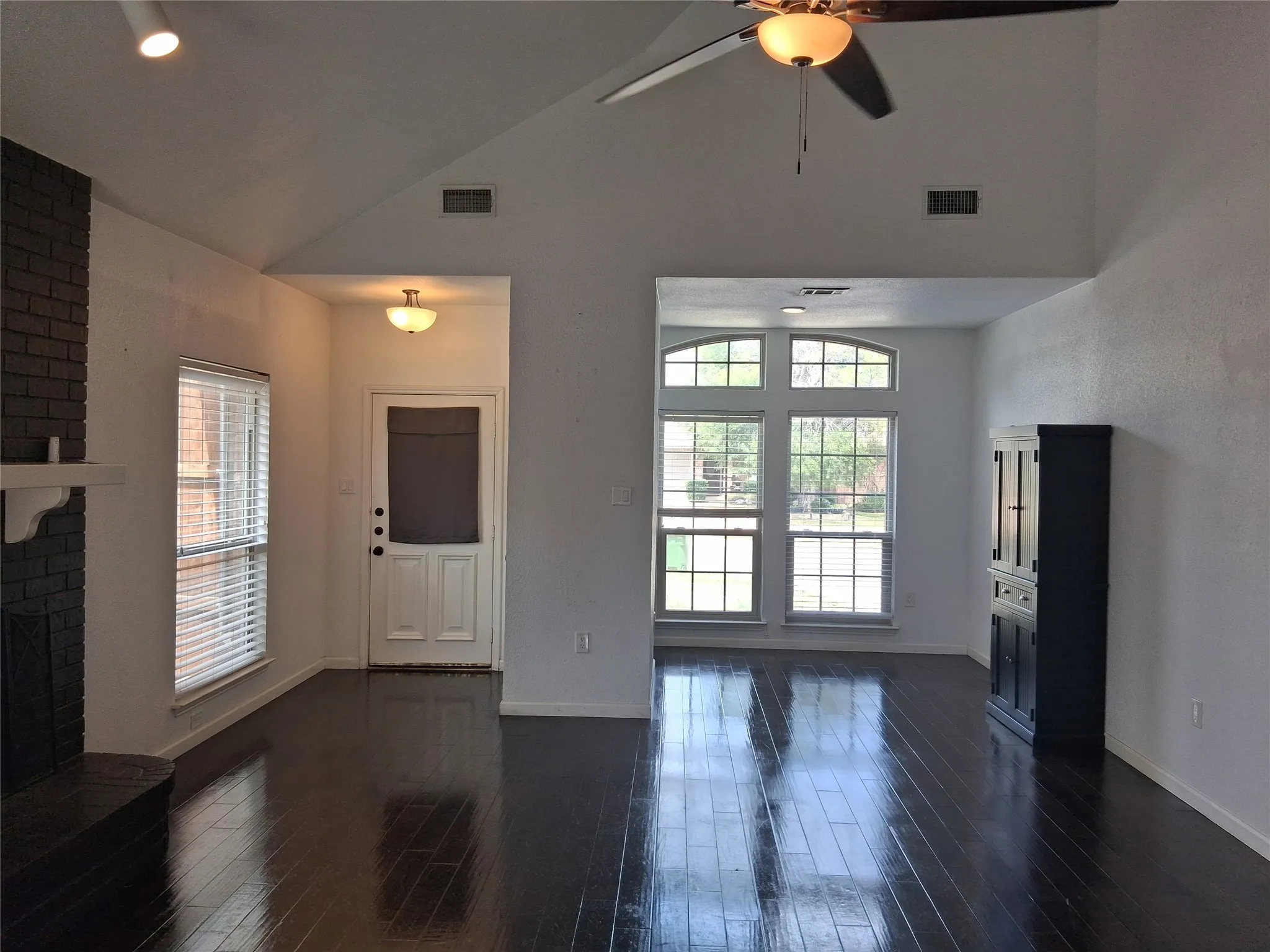 Single Family Residence For Rent in Tarrant County , 1503 Laguna Vista Way, Grapevine, Texas 76051, 3 Bedroom, 3 Bathroom, 2 Garage spaces, 1,616 Sqft, built in 1985, mls#21378437, Real Estate Agent in Grapevine, Homes For Rent in Tarrant county, Homes For Rent in Grapevine, Realtor in Grapevine Texas, Real Estate Brokerage Independent Realty Texas, Luminita Cordes Realtor