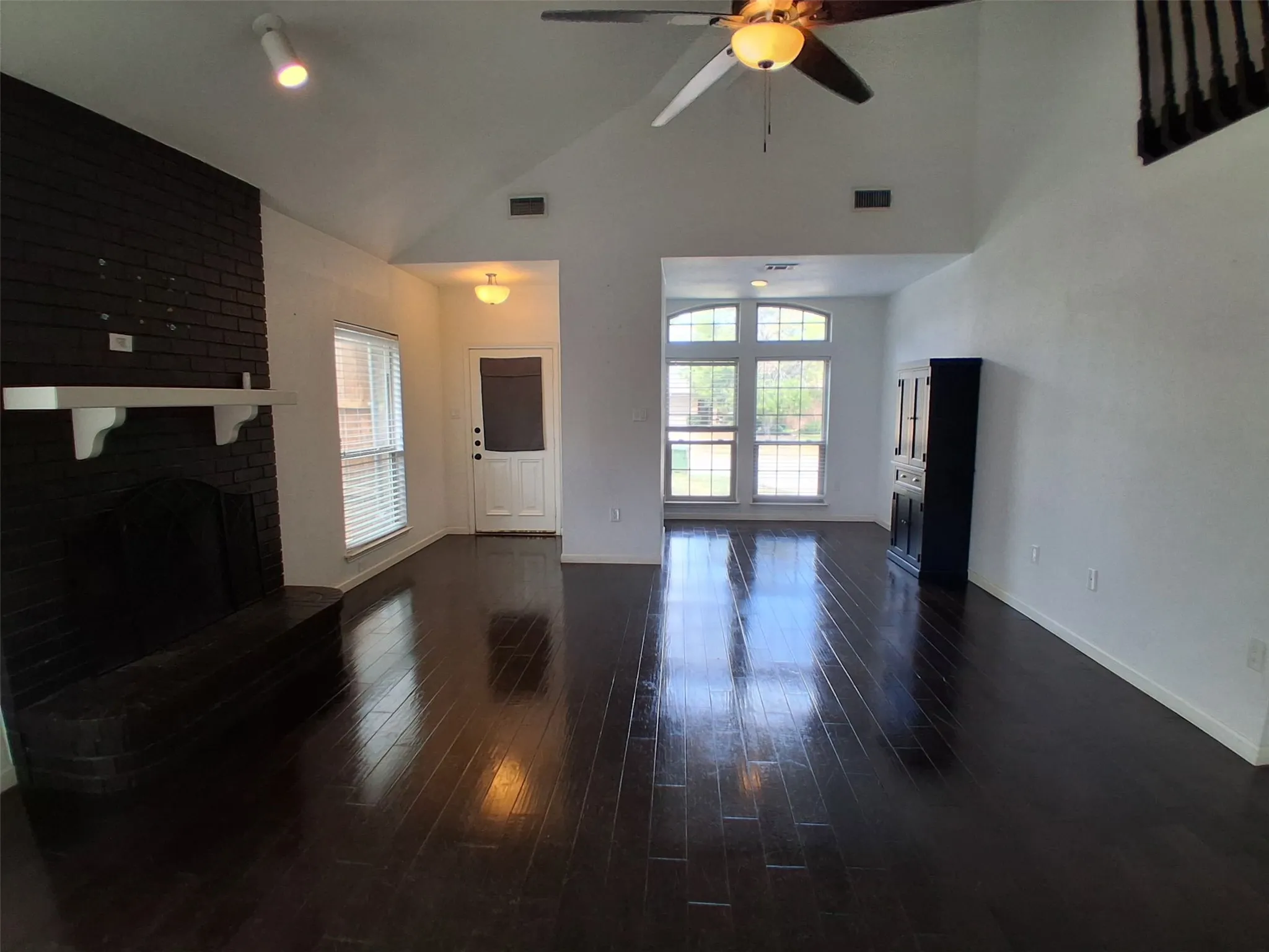 Single Family Residence For Rent in Tarrant County , 1503 Laguna Vista Way, Grapevine, Texas 76051, 3 Bedroom, 3 Bathroom, 2 Garage spaces, 1,616 Sqft, built in 1985, mls#21378437, Real Estate Agent in Grapevine, Homes For Rent in Tarrant county, Homes For Rent in Grapevine, Realtor in Grapevine Texas, Real Estate Brokerage Independent Realty Texas, Luminita Cordes Realtor