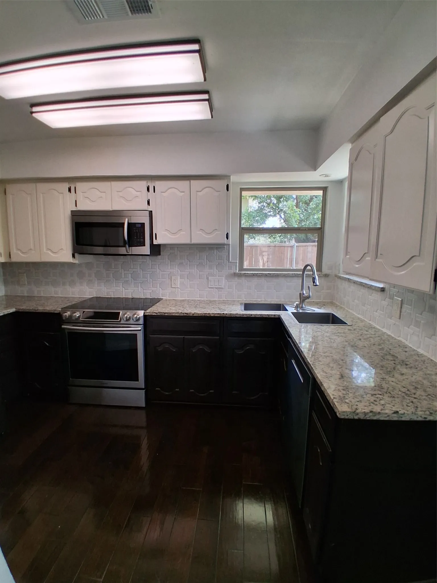 Single Family Residence For Rent in Tarrant County , 1503 Laguna Vista Way, Grapevine, Texas 76051, 3 Bedroom, 3 Bathroom, 2 Garage spaces, 1,616 Sqft, built in 1985, mls#21378437, Real Estate Agent in Grapevine, Homes For Rent in Tarrant county, Homes For Rent in Grapevine, Realtor in Grapevine Texas, Real Estate Brokerage Independent Realty Texas, Luminita Cordes Realtor