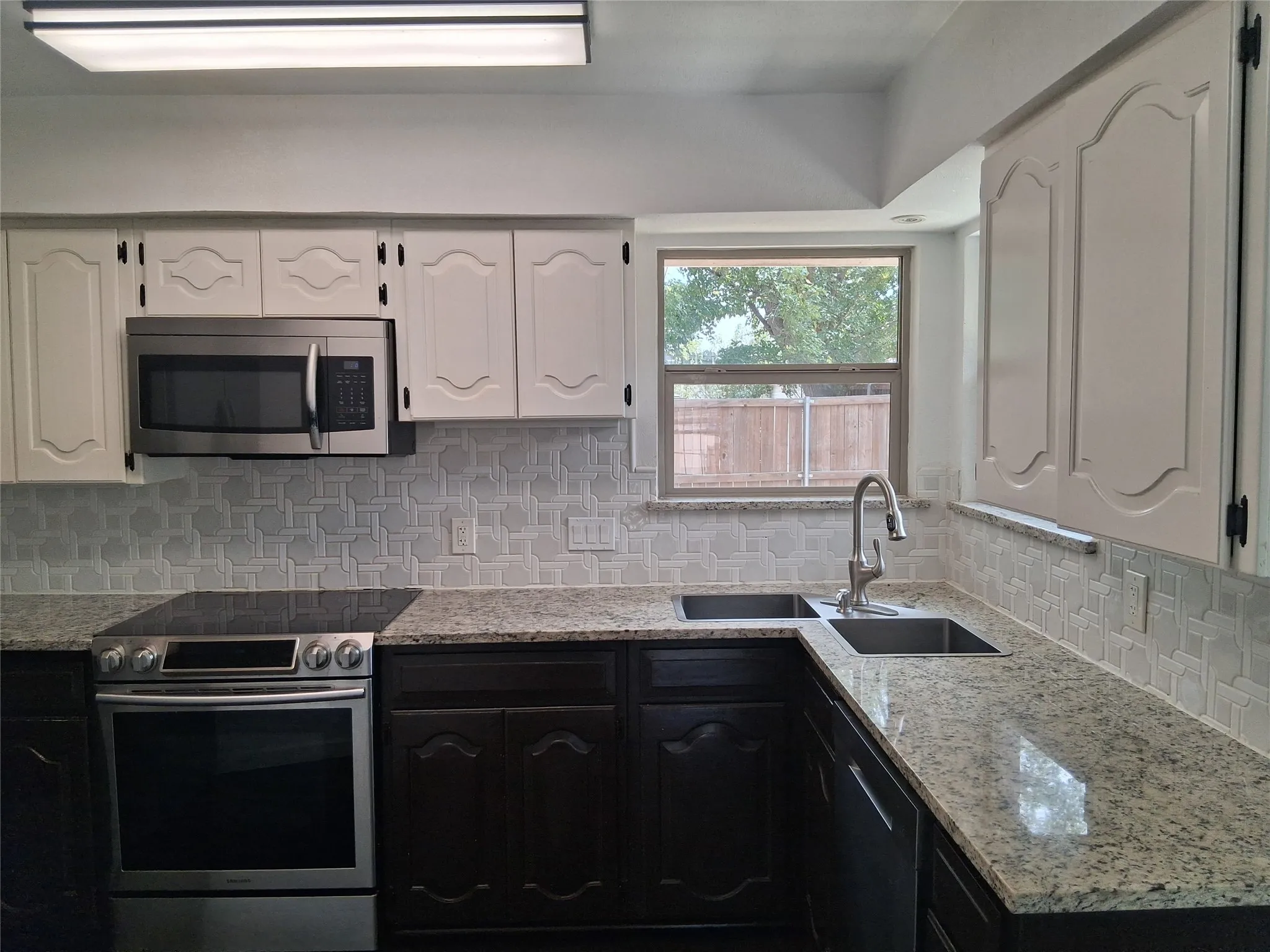 Single Family Residence For Rent in Tarrant County , 1503 Laguna Vista Way, Grapevine, Texas 76051, 3 Bedroom, 3 Bathroom, 2 Garage spaces, 1,616 Sqft, built in 1985, mls#21378437, Real Estate Agent in Grapevine, Homes For Rent in Tarrant county, Homes For Rent in Grapevine, Realtor in Grapevine Texas, Real Estate Brokerage Independent Realty Texas, Luminita Cordes Realtor