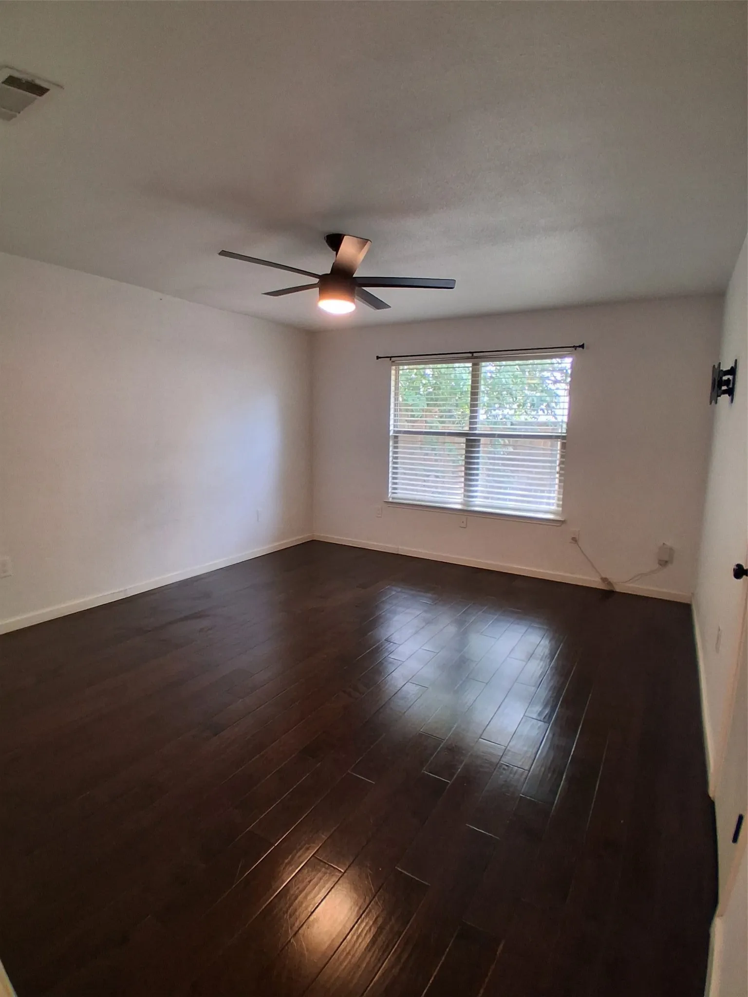 Single Family Residence For Rent in Tarrant County , 1503 Laguna Vista Way, Grapevine, Texas 76051, 3 Bedroom, 3 Bathroom, 2 Garage spaces, 1,616 Sqft, built in 1985, mls#21378437, Real Estate Agent in Grapevine, Homes For Rent in Tarrant county, Homes For Rent in Grapevine, Realtor in Grapevine Texas, Real Estate Brokerage Independent Realty Texas, Luminita Cordes Realtor