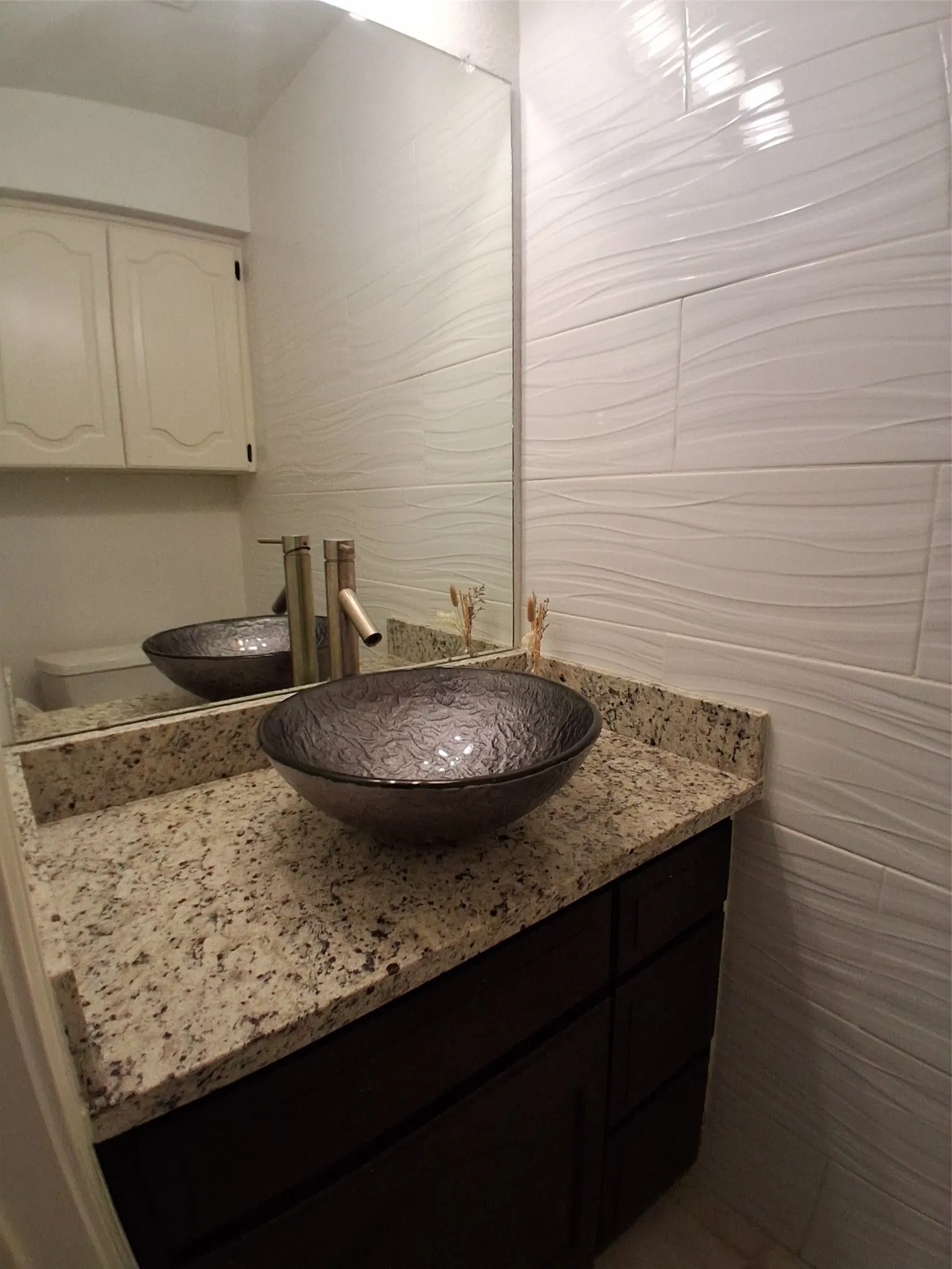 Single Family Residence For Rent in Tarrant County , 1503 Laguna Vista Way, Grapevine, Texas 76051, 3 Bedroom, 3 Bathroom, 2 Garage spaces, 1,616 Sqft, built in 1985, mls#21378437, Real Estate Agent in Grapevine, Homes For Rent in Tarrant county, Homes For Rent in Grapevine, Realtor in Grapevine Texas, Real Estate Brokerage Independent Realty Texas, Luminita Cordes Realtor