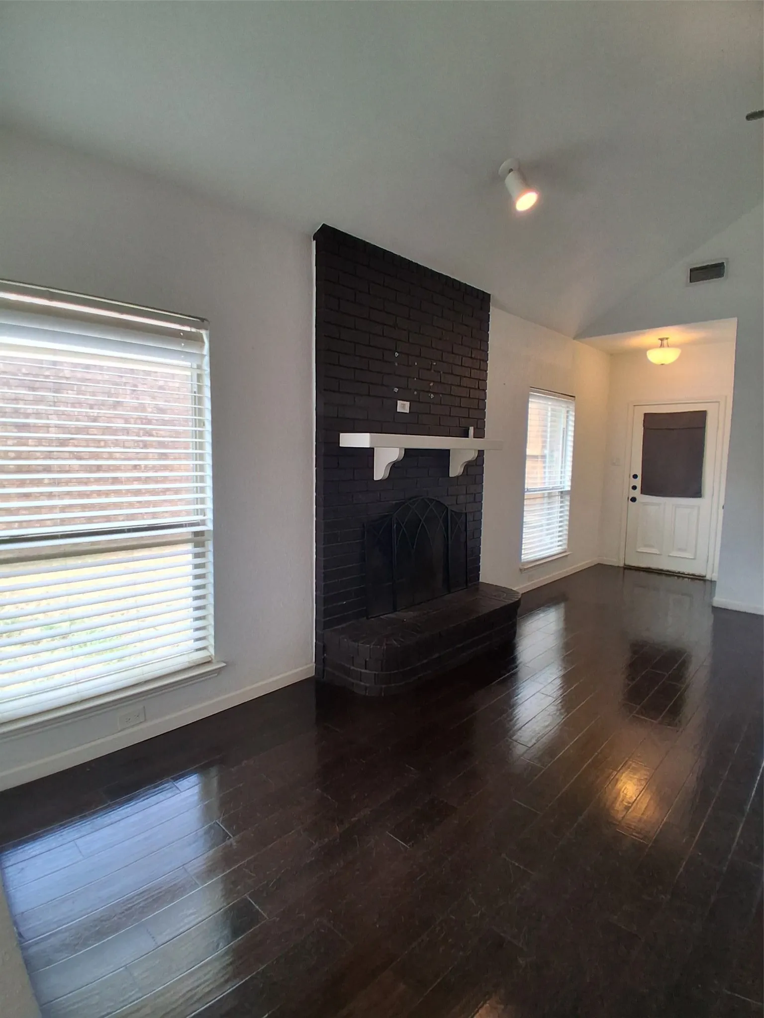 Single Family Residence For Rent in Tarrant County , 1503 Laguna Vista Way, Grapevine, Texas 76051, 3 Bedroom, 3 Bathroom, 2 Garage spaces, 1,616 Sqft, built in 1985, mls#21378437, Real Estate Agent in Grapevine, Homes For Rent in Tarrant county, Homes For Rent in Grapevine, Realtor in Grapevine Texas, Real Estate Brokerage Independent Realty Texas, Luminita Cordes Realtor
