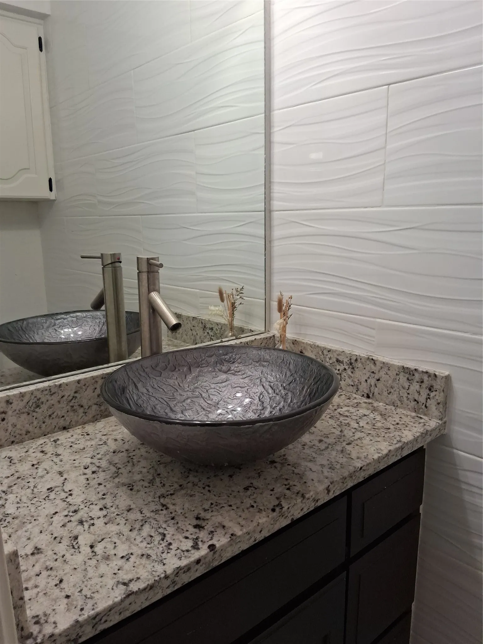 Single Family Residence For Rent in Tarrant County , 1503 Laguna Vista Way, Grapevine, Texas 76051, 3 Bedroom, 3 Bathroom, 2 Garage spaces, 1,616 Sqft, built in 1985, mls#21378437, Real Estate Agent in Grapevine, Homes For Rent in Tarrant county, Homes For Rent in Grapevine, Realtor in Grapevine Texas, Real Estate Brokerage Independent Realty Texas, Luminita Cordes Realtor