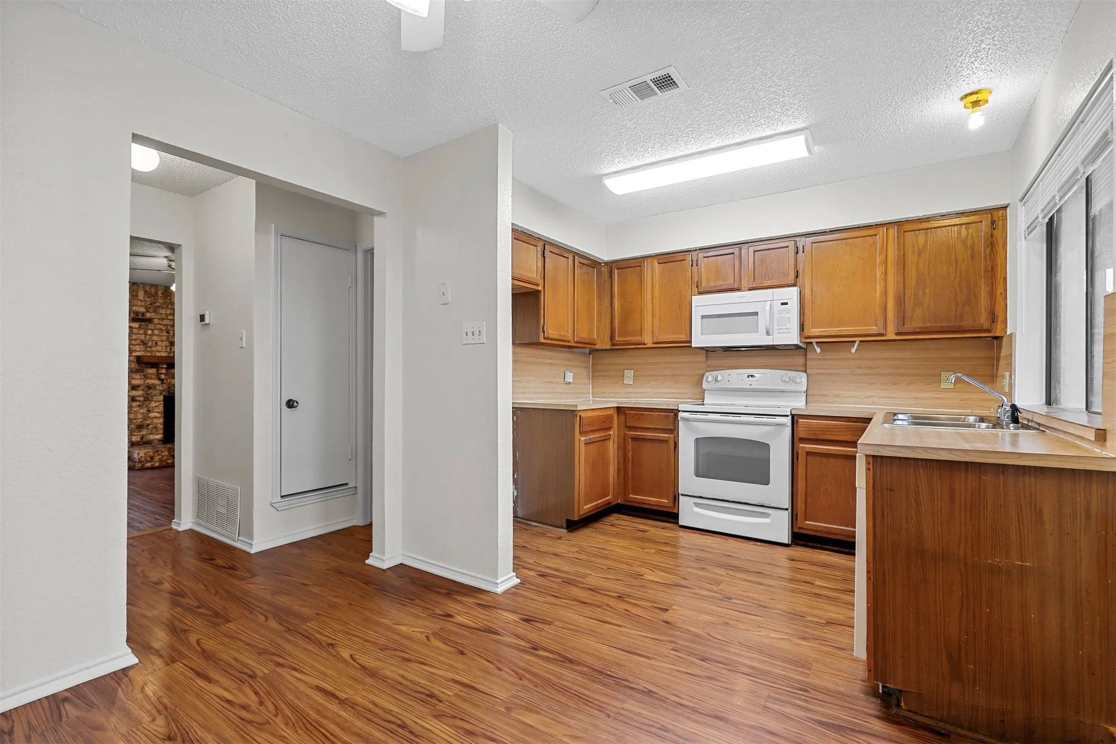 Apartment For Rent in Tarrant County , 800 Bluebonnet Drive B, Keller, Texas 76248, 1 Bedroom, 2 Bathroom, Garage spaces, 3,878 Sqft, built in 1985, mls#21378998, Real Estate Agent in Keller, Homes For Rent in Tarrant county, Homes For Rent in Keller, Realtor in Keller Texas, Real Estate Brokerage Independent Realty Texas, Luminita Cordes Realtor