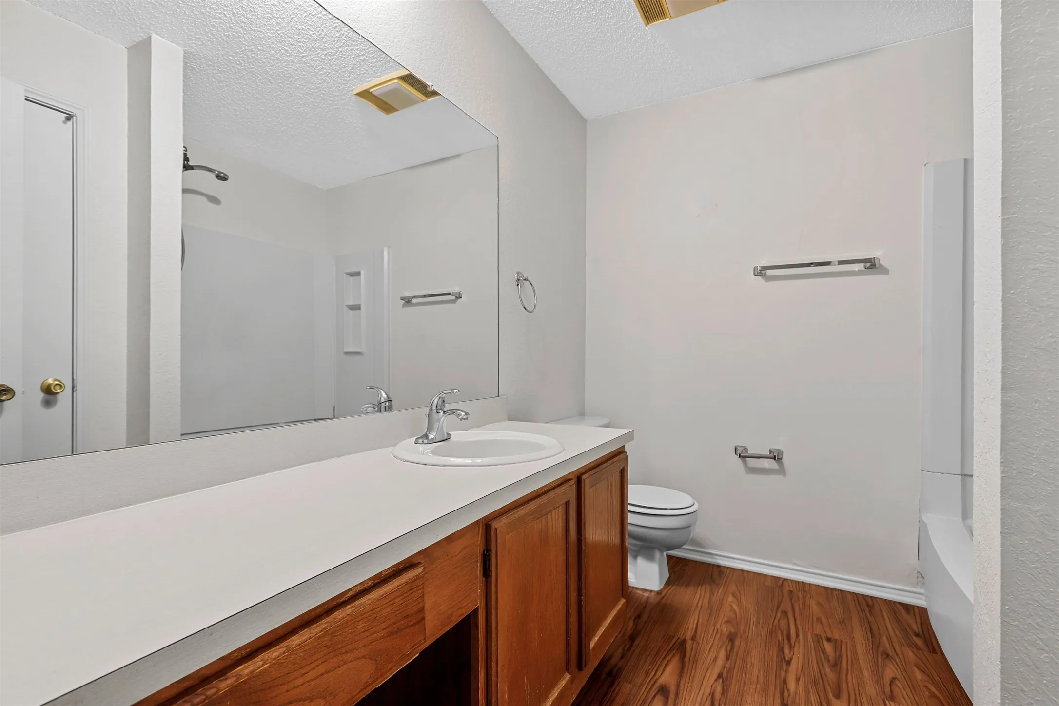 Apartment For Rent in Tarrant County , 800 Bluebonnet Drive B, Keller, Texas 76248, 1 Bedroom, 2 Bathroom, Garage spaces, 3,878 Sqft, built in 1985, mls#21378998, Real Estate Agent in Keller, Homes For Rent in Tarrant county, Homes For Rent in Keller, Realtor in Keller Texas, Real Estate Brokerage Independent Realty Texas, Luminita Cordes Realtor