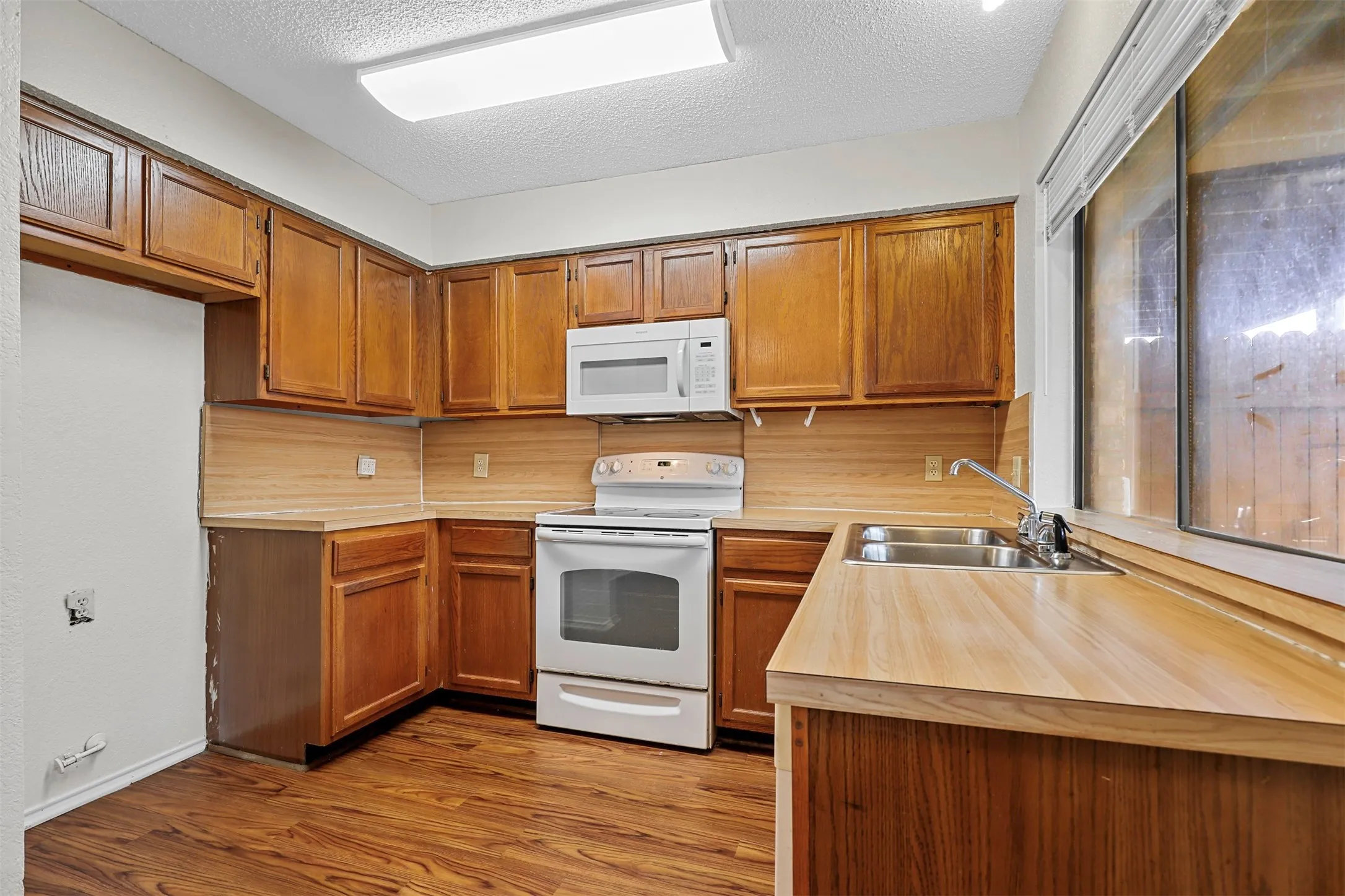 Apartment For Rent in Tarrant County , 800 Bluebonnet Drive B, Keller, Texas 76248, 1 Bedroom, 2 Bathroom, Garage spaces, 3,878 Sqft, built in 1985, mls#21378998, Real Estate Agent in Keller, Homes For Rent in Tarrant county, Homes For Rent in Keller, Realtor in Keller Texas, Real Estate Brokerage Independent Realty Texas, Luminita Cordes Realtor