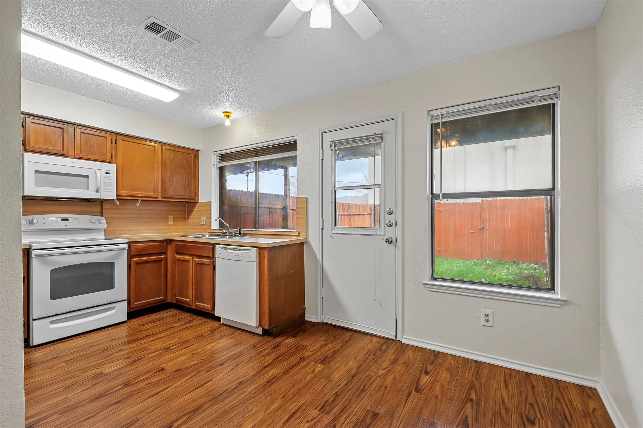 Apartment For Rent in Tarrant County , 800 Bluebonnet Drive B, Keller, Texas 76248, 1 Bedroom, 2 Bathroom, Garage spaces, 3,878 Sqft, built in 1985, mls#21378998, Real Estate Agent in Keller, Homes For Rent in Tarrant county, Homes For Rent in Keller, Realtor in Keller Texas, Real Estate Brokerage Independent Realty Texas, Luminita Cordes Realtor