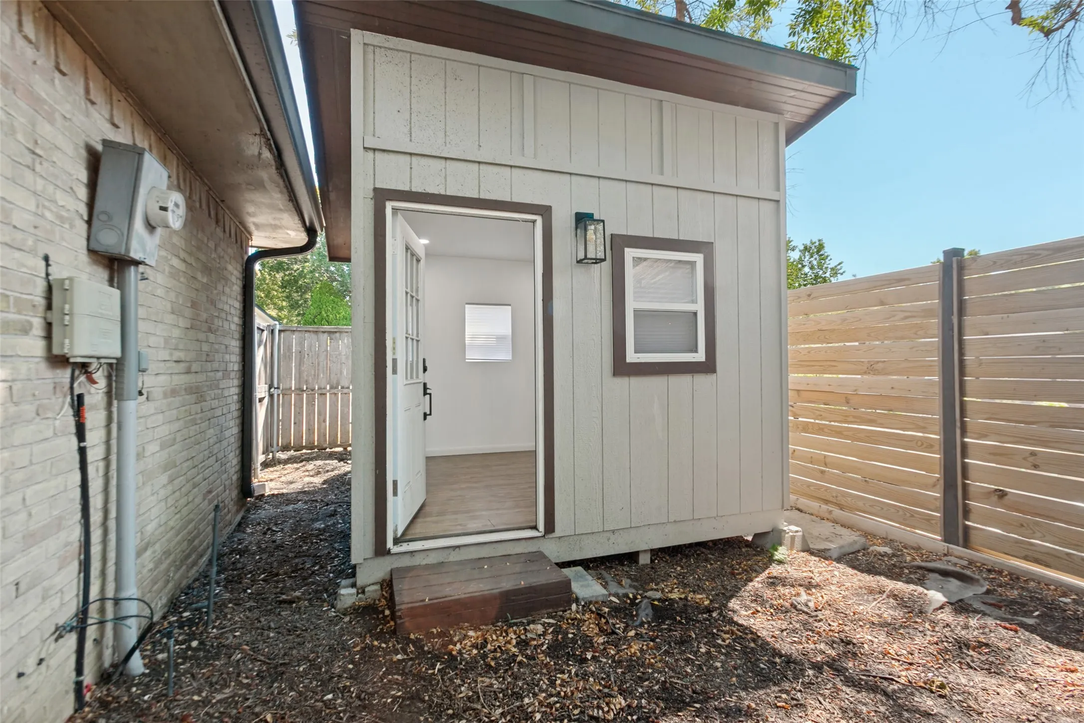 Detached building for office or craft room