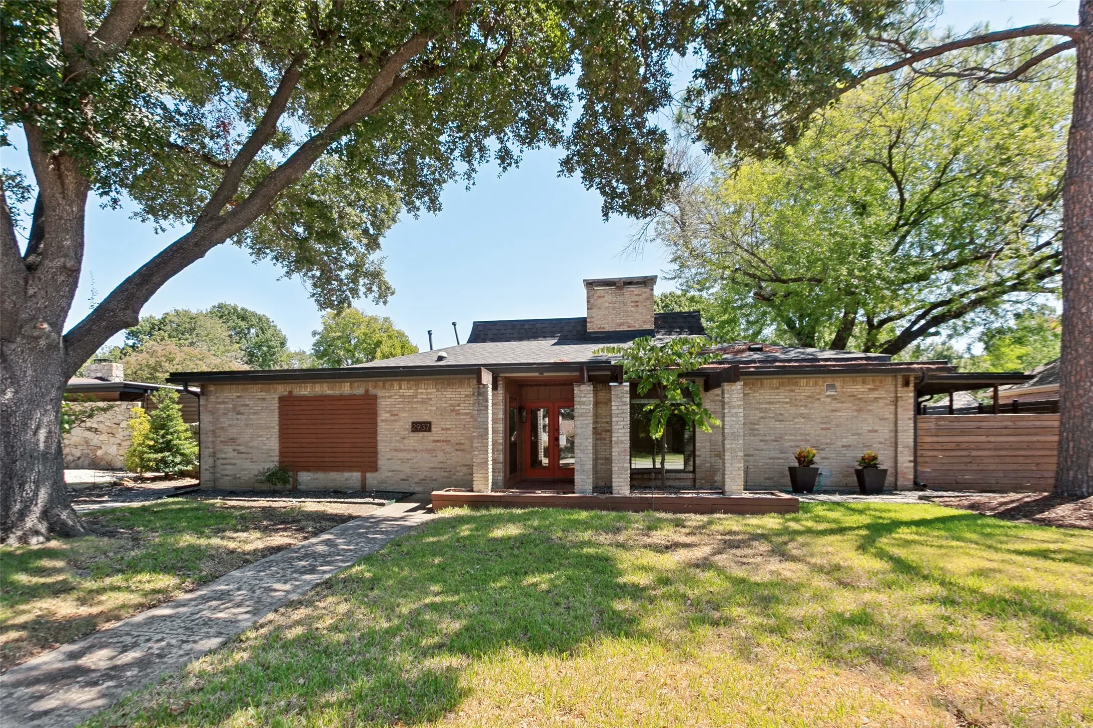 Single Family Residence For Sale in Collin County , 2937 Forest Hills Lane, Richardson, Texas 75080, 3 Bedroom, 2 Bathroom, 2 Garage spaces, 1,859 Sqft, built in 1968, mls#21377259, Real Estate Agent in Richardson, Homes For Sale in Collin county, Homes For Sale in Richardson, Realtor in Richardson Texas, Real Estate Brokerage Independent Realty Texas, Luminita Cordes Realtor