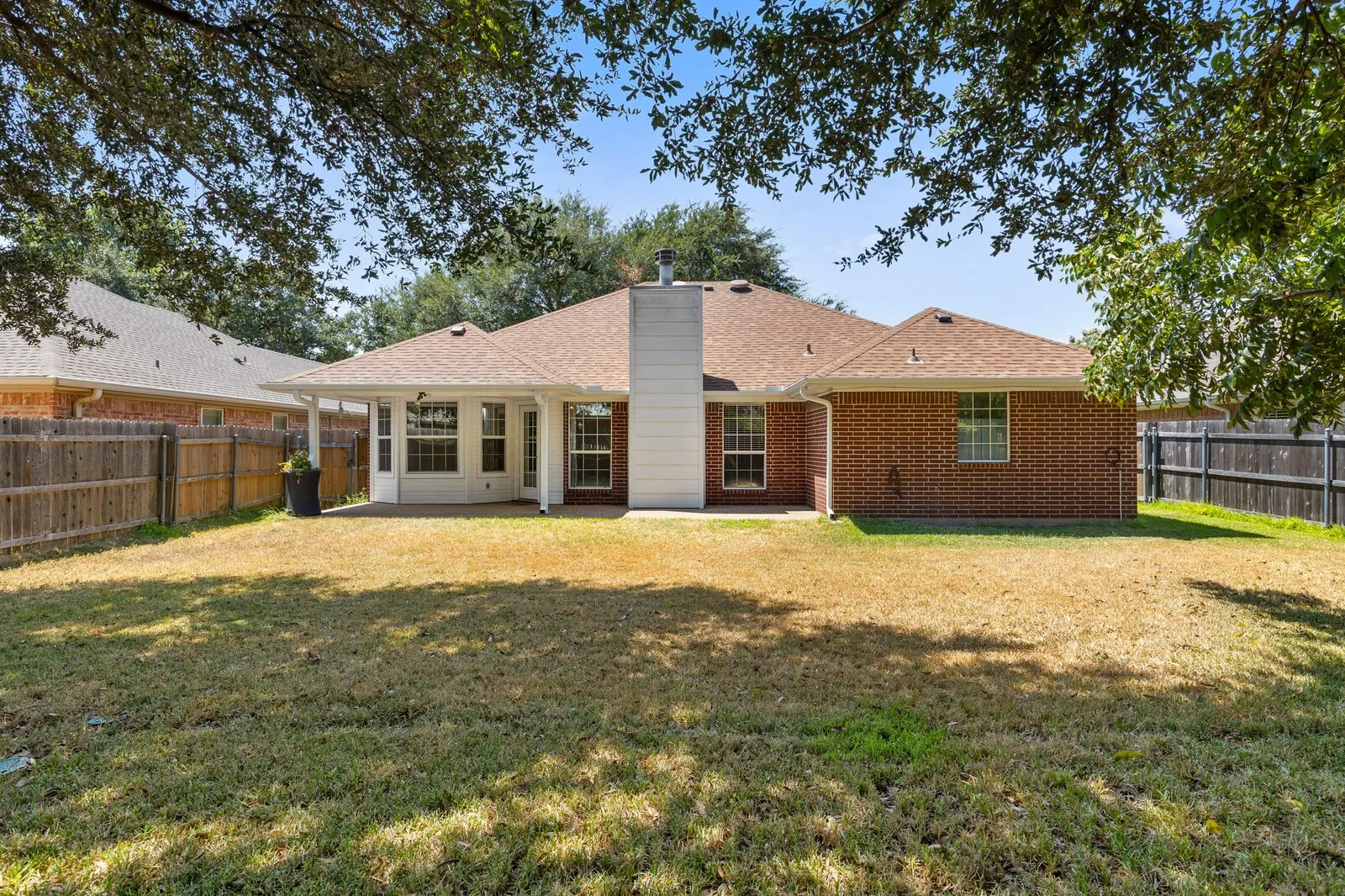 Single Family Residence For Sale in Mc Lennan County , 2800 Comanche Trail, Waco, Texas 76712, 3 Bedroom, 2 Bathroom, 2 Garage spaces, 1,572 Sqft, built in 1998, mls#21379006, Real Estate Agent in Waco, Homes For Sale in Mc Lennan county, Homes For Sale in Waco, Realtor in Waco Texas, Real Estate Brokerage Independent Realty Texas, Luminita Cordes Realtor