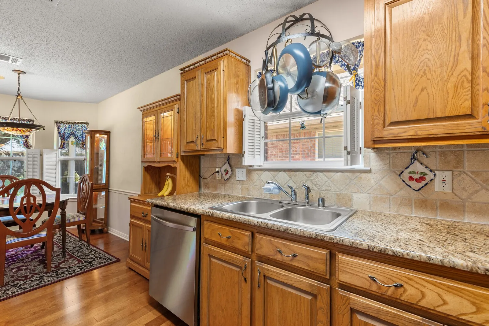 Single Family Residence For Sale in Mc Lennan County , 2800 Comanche Trail, Waco, Texas 76712, 3 Bedroom, 2 Bathroom, 2 Garage spaces, 1,572 Sqft, built in 1998, mls#21379006, Real Estate Agent in Waco, Homes For Sale in Mc Lennan county, Homes For Sale in Waco, Realtor in Waco Texas, Real Estate Brokerage Independent Realty Texas, Luminita Cordes Realtor