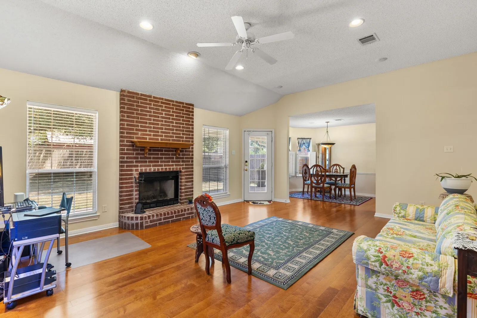 Single Family Residence For Sale in Mc Lennan County , 2800 Comanche Trail, Waco, Texas 76712, 3 Bedroom, 2 Bathroom, 2 Garage spaces, 1,572 Sqft, built in 1998, mls#21379006, Real Estate Agent in Waco, Homes For Sale in Mc Lennan county, Homes For Sale in Waco, Realtor in Waco Texas, Real Estate Brokerage Independent Realty Texas, Luminita Cordes Realtor