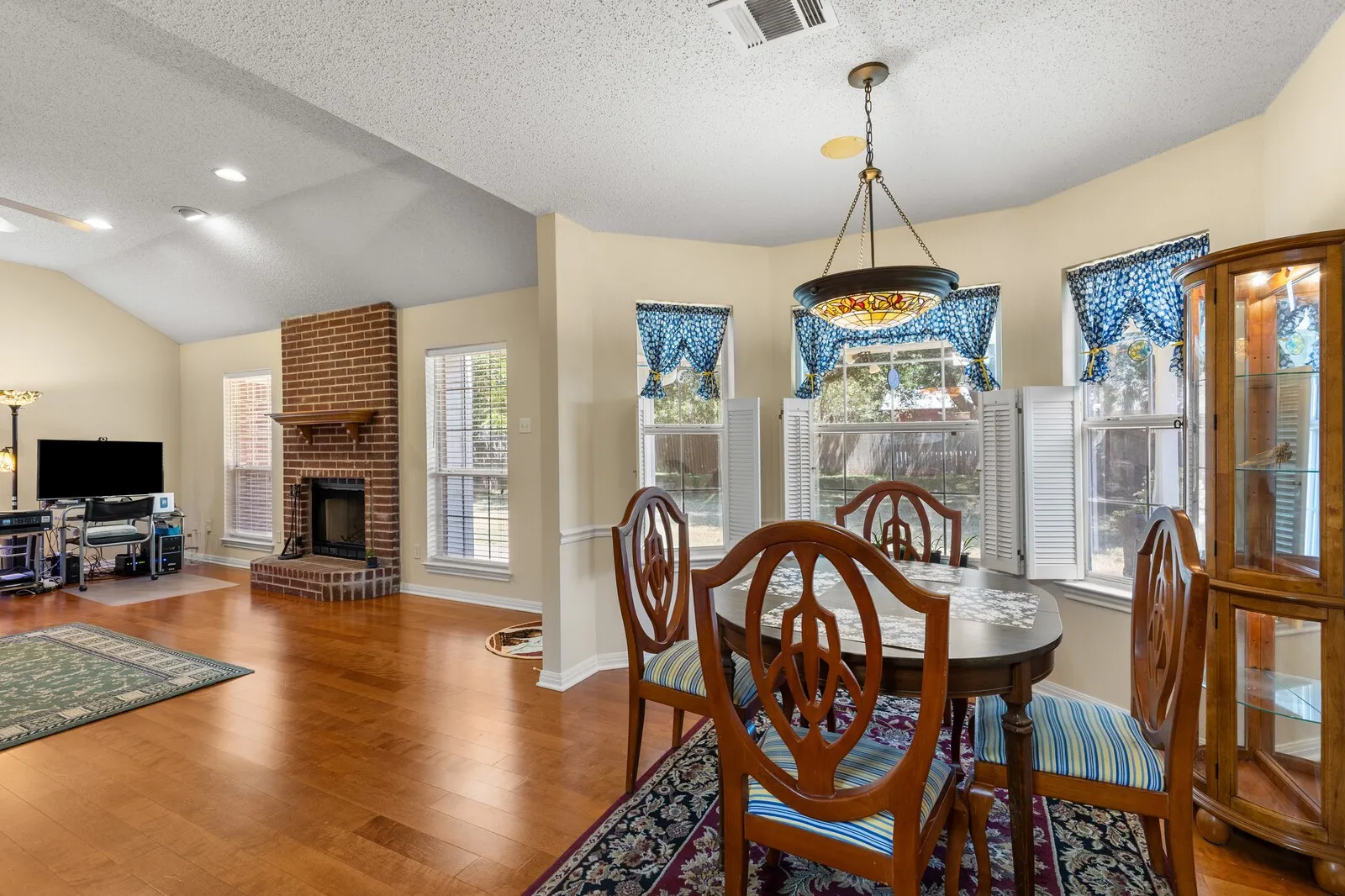 Single Family Residence For Sale in Mc Lennan County , 2800 Comanche Trail, Waco, Texas 76712, 3 Bedroom, 2 Bathroom, 2 Garage spaces, 1,572 Sqft, built in 1998, mls#21379006, Real Estate Agent in Waco, Homes For Sale in Mc Lennan county, Homes For Sale in Waco, Realtor in Waco Texas, Real Estate Brokerage Independent Realty Texas, Luminita Cordes Realtor