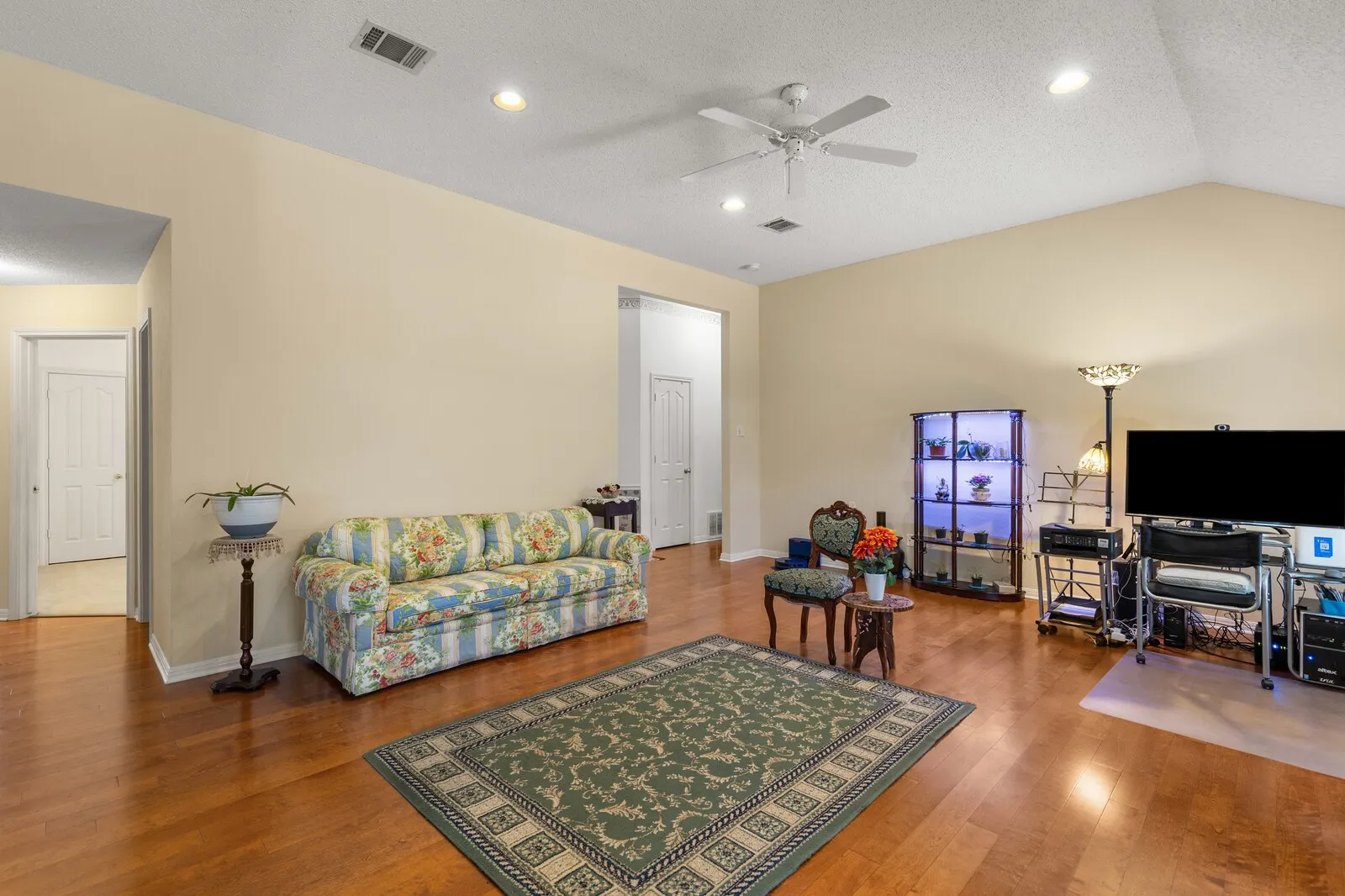 Single Family Residence For Sale in Mc Lennan County , 2800 Comanche Trail, Waco, Texas 76712, 3 Bedroom, 2 Bathroom, 2 Garage spaces, 1,572 Sqft, built in 1998, mls#21379006, Real Estate Agent in Waco, Homes For Sale in Mc Lennan county, Homes For Sale in Waco, Realtor in Waco Texas, Real Estate Brokerage Independent Realty Texas, Luminita Cordes Realtor