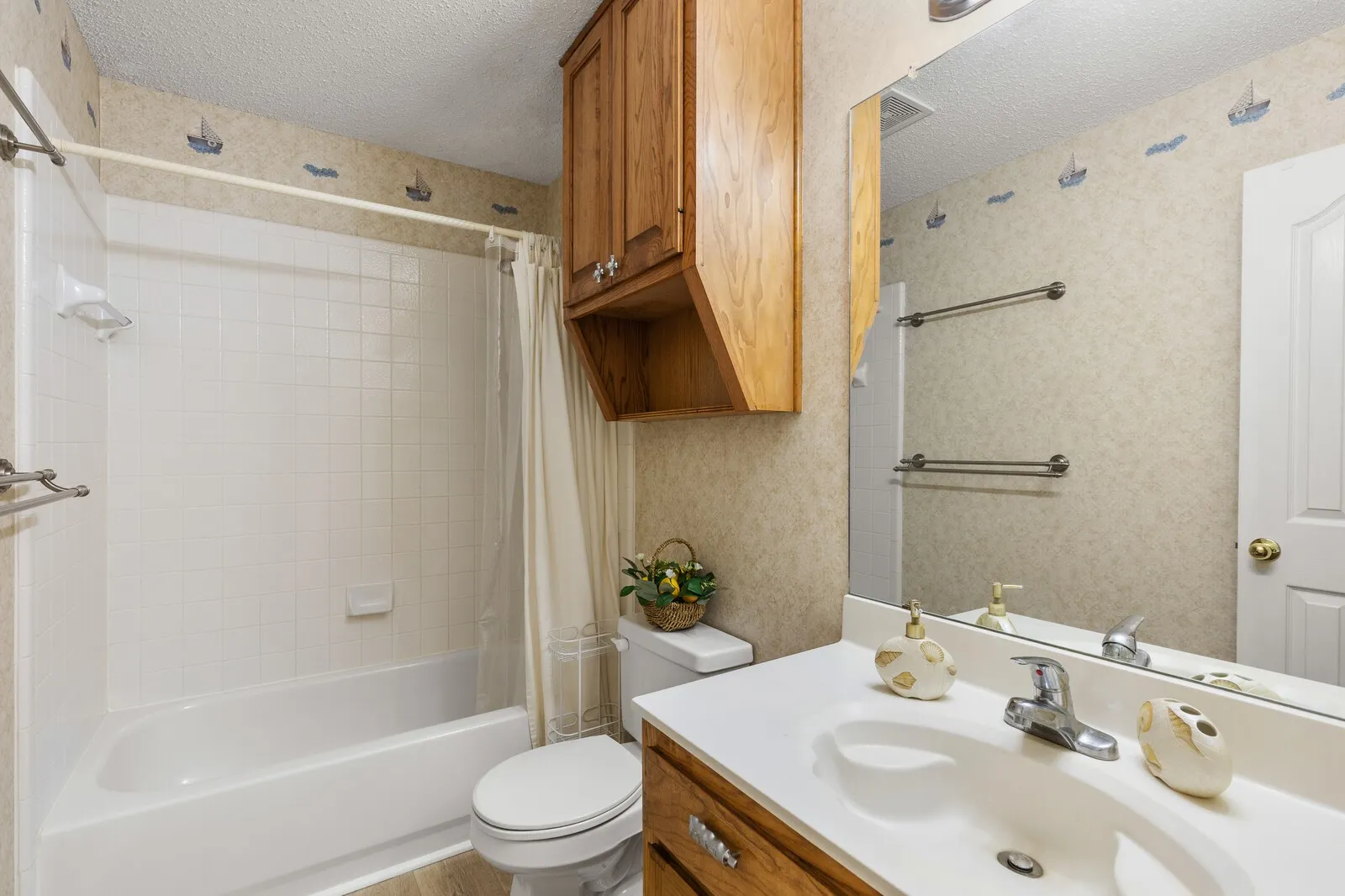 Single Family Residence For Sale in Mc Lennan County , 2800 Comanche Trail, Waco, Texas 76712, 3 Bedroom, 2 Bathroom, 2 Garage spaces, 1,572 Sqft, built in 1998, mls#21379006, Real Estate Agent in Waco, Homes For Sale in Mc Lennan county, Homes For Sale in Waco, Realtor in Waco Texas, Real Estate Brokerage Independent Realty Texas, Luminita Cordes Realtor