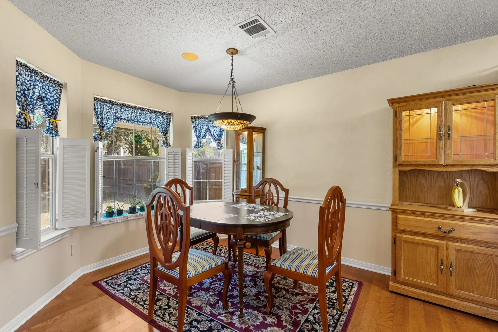 Single Family Residence For Sale in Mc Lennan County , 2800 Comanche Trail, Waco, Texas 76712, 3 Bedroom, 2 Bathroom, 2 Garage spaces, 1,572 Sqft, built in 1998, mls#21379006, Real Estate Agent in Waco, Homes For Sale in Mc Lennan county, Homes For Sale in Waco, Realtor in Waco Texas, Real Estate Brokerage Independent Realty Texas, Luminita Cordes Realtor