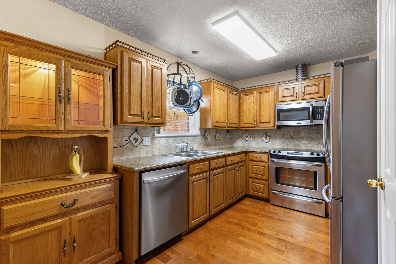 Single Family Residence For Sale in Mc Lennan County , 2800 Comanche Trail, Waco, Texas 76712, 3 Bedroom, 2 Bathroom, 2 Garage spaces, 1,572 Sqft, built in 1998, mls#21379006, Real Estate Agent in Waco, Homes For Sale in Mc Lennan county, Homes For Sale in Waco, Realtor in Waco Texas, Real Estate Brokerage Independent Realty Texas, Luminita Cordes Realtor