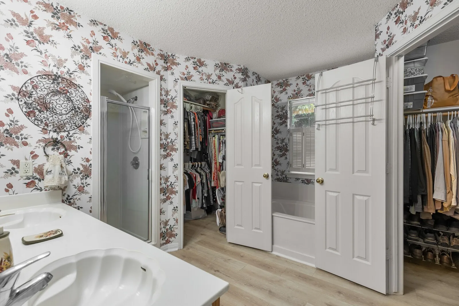 Single Family Residence For Sale in Mc Lennan County , 2800 Comanche Trail, Waco, Texas 76712, 3 Bedroom, 2 Bathroom, 2 Garage spaces, 1,572 Sqft, built in 1998, mls#21379006, Real Estate Agent in Waco, Homes For Sale in Mc Lennan county, Homes For Sale in Waco, Realtor in Waco Texas, Real Estate Brokerage Independent Realty Texas, Luminita Cordes Realtor
