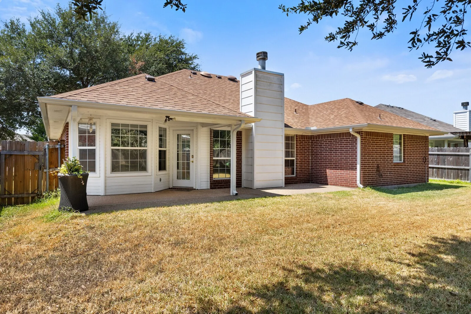 Single Family Residence For Sale in Mc Lennan County , 2800 Comanche Trail, Waco, Texas 76712, 3 Bedroom, 2 Bathroom, 2 Garage spaces, 1,572 Sqft, built in 1998, mls#21379006, Real Estate Agent in Waco, Homes For Sale in Mc Lennan county, Homes For Sale in Waco, Realtor in Waco Texas, Real Estate Brokerage Independent Realty Texas, Luminita Cordes Realtor