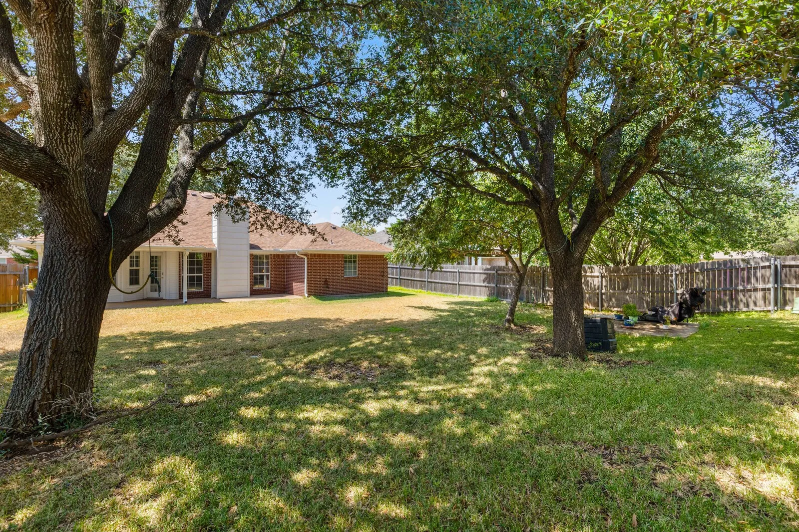 Single Family Residence For Sale in Mc Lennan County , 2800 Comanche Trail, Waco, Texas 76712, 3 Bedroom, 2 Bathroom, 2 Garage spaces, 1,572 Sqft, built in 1998, mls#21379006, Real Estate Agent in Waco, Homes For Sale in Mc Lennan county, Homes For Sale in Waco, Realtor in Waco Texas, Real Estate Brokerage Independent Realty Texas, Luminita Cordes Realtor