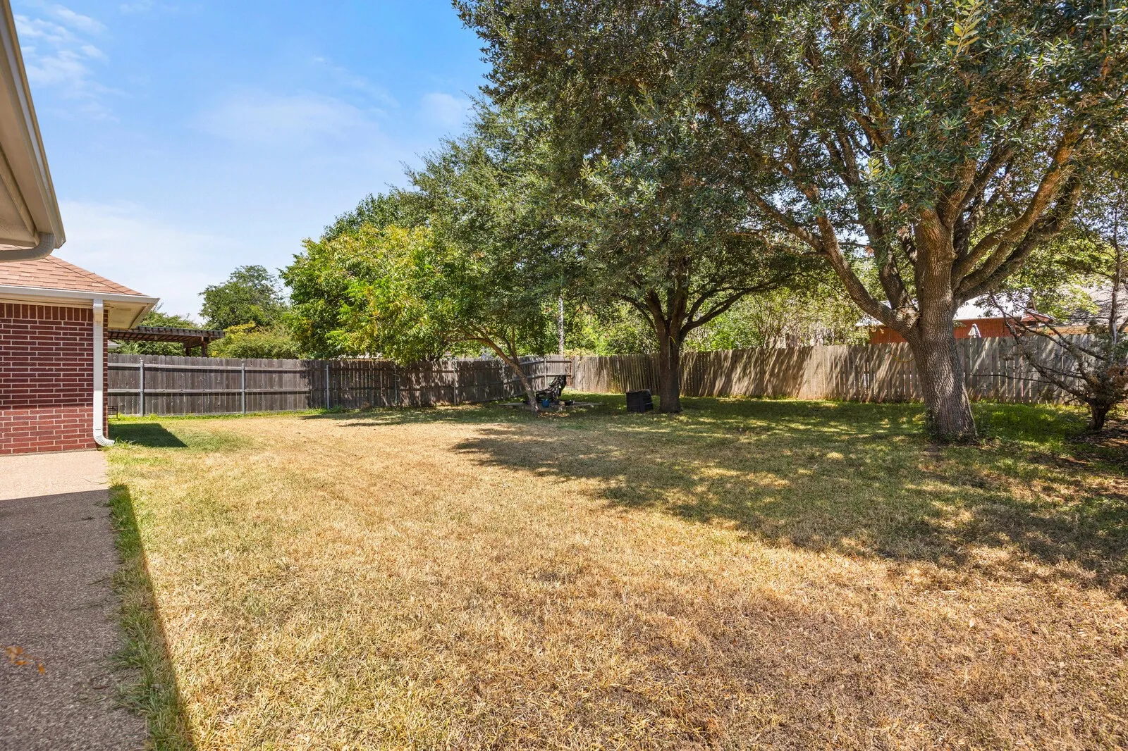 Single Family Residence For Sale in Mc Lennan County , 2800 Comanche Trail, Waco, Texas 76712, 3 Bedroom, 2 Bathroom, 2 Garage spaces, 1,572 Sqft, built in 1998, mls#21379006, Real Estate Agent in Waco, Homes For Sale in Mc Lennan county, Homes For Sale in Waco, Realtor in Waco Texas, Real Estate Brokerage Independent Realty Texas, Luminita Cordes Realtor
