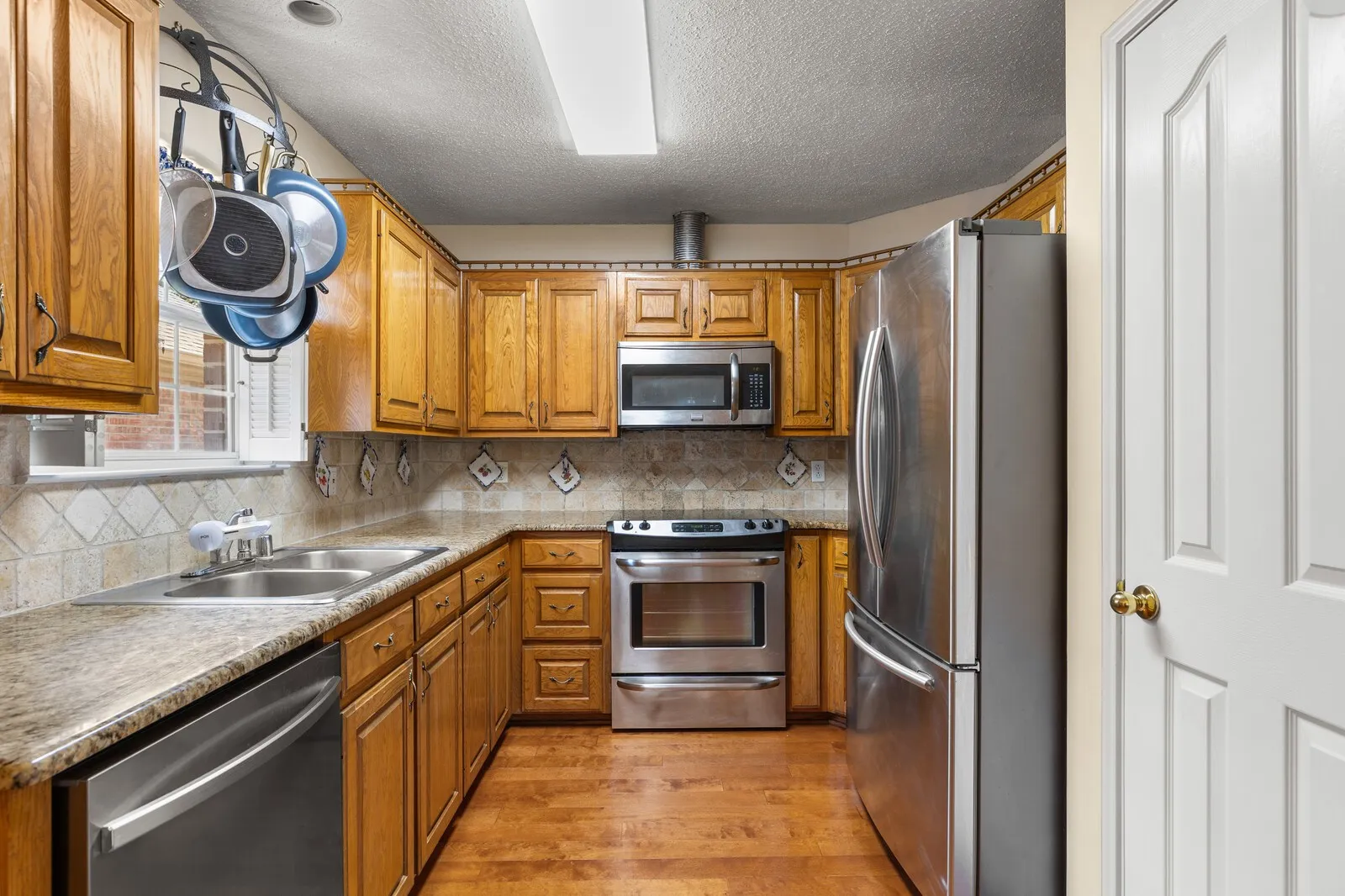 Single Family Residence For Sale in Mc Lennan County , 2800 Comanche Trail, Waco, Texas 76712, 3 Bedroom, 2 Bathroom, 2 Garage spaces, 1,572 Sqft, built in 1998, mls#21379006, Real Estate Agent in Waco, Homes For Sale in Mc Lennan county, Homes For Sale in Waco, Realtor in Waco Texas, Real Estate Brokerage Independent Realty Texas, Luminita Cordes Realtor