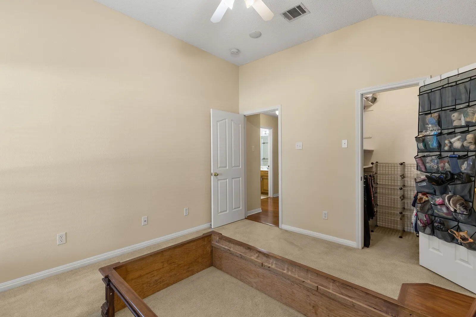 Single Family Residence For Sale in Mc Lennan County , 2800 Comanche Trail, Waco, Texas 76712, 3 Bedroom, 2 Bathroom, 2 Garage spaces, 1,572 Sqft, built in 1998, mls#21379006, Real Estate Agent in Waco, Homes For Sale in Mc Lennan county, Homes For Sale in Waco, Realtor in Waco Texas, Real Estate Brokerage Independent Realty Texas, Luminita Cordes Realtor