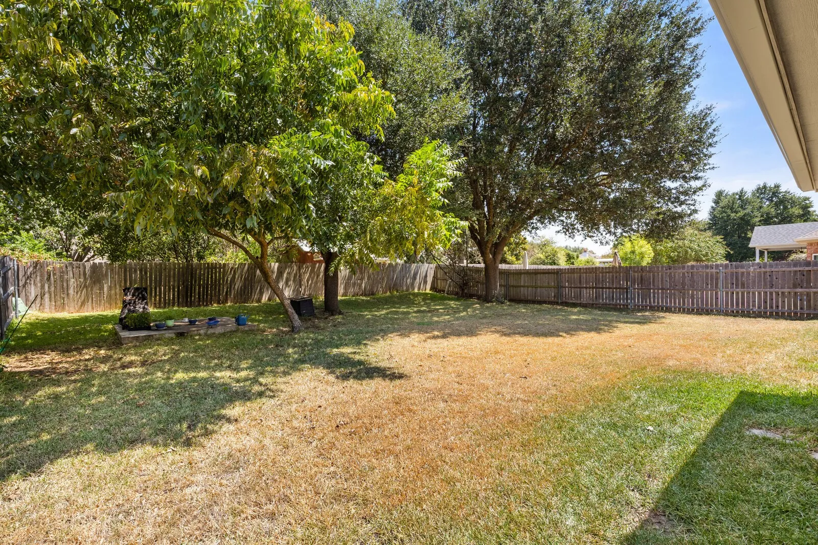 Single Family Residence For Sale in Mc Lennan County , 2800 Comanche Trail, Waco, Texas 76712, 3 Bedroom, 2 Bathroom, 2 Garage spaces, 1,572 Sqft, built in 1998, mls#21379006, Real Estate Agent in Waco, Homes For Sale in Mc Lennan county, Homes For Sale in Waco, Realtor in Waco Texas, Real Estate Brokerage Independent Realty Texas, Luminita Cordes Realtor