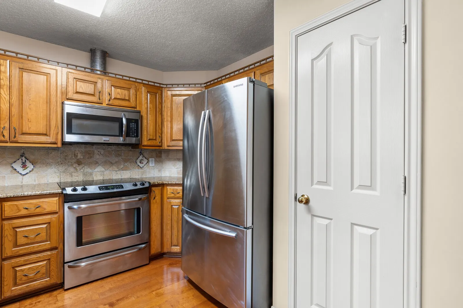 Single Family Residence For Sale in Mc Lennan County , 2800 Comanche Trail, Waco, Texas 76712, 3 Bedroom, 2 Bathroom, 2 Garage spaces, 1,572 Sqft, built in 1998, mls#21379006, Real Estate Agent in Waco, Homes For Sale in Mc Lennan county, Homes For Sale in Waco, Realtor in Waco Texas, Real Estate Brokerage Independent Realty Texas, Luminita Cordes Realtor
