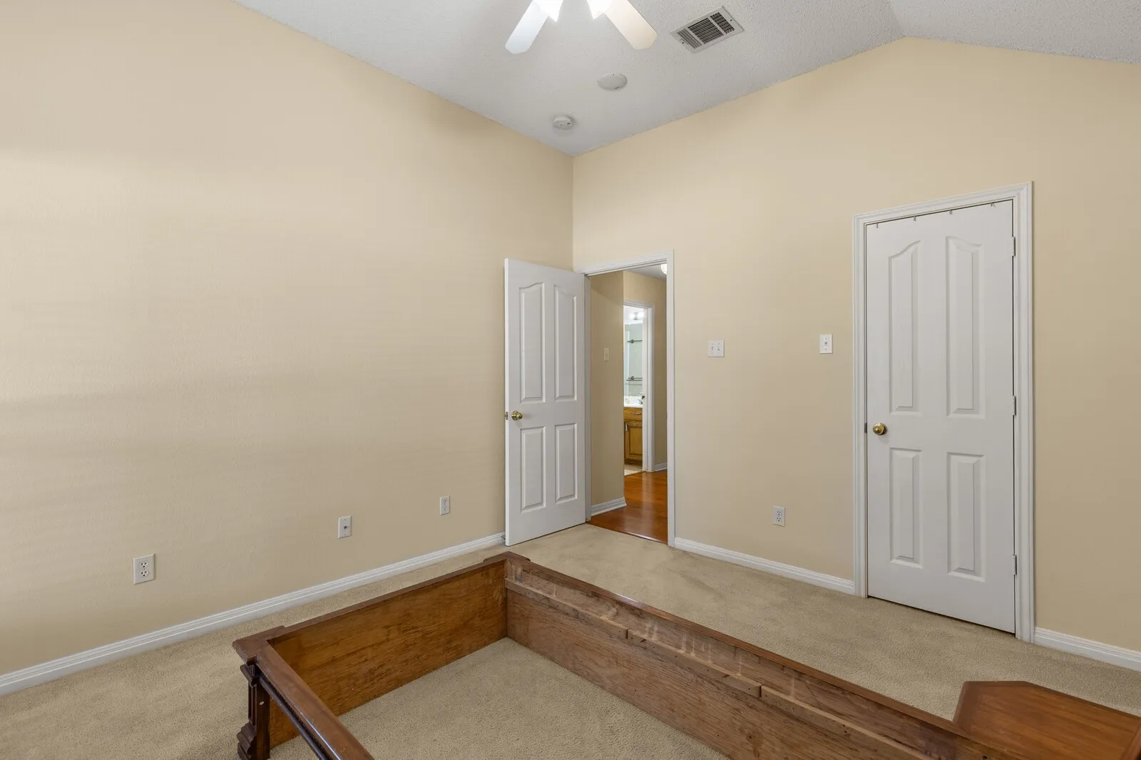 Single Family Residence For Sale in Mc Lennan County , 2800 Comanche Trail, Waco, Texas 76712, 3 Bedroom, 2 Bathroom, 2 Garage spaces, 1,572 Sqft, built in 1998, mls#21379006, Real Estate Agent in Waco, Homes For Sale in Mc Lennan county, Homes For Sale in Waco, Realtor in Waco Texas, Real Estate Brokerage Independent Realty Texas, Luminita Cordes Realtor