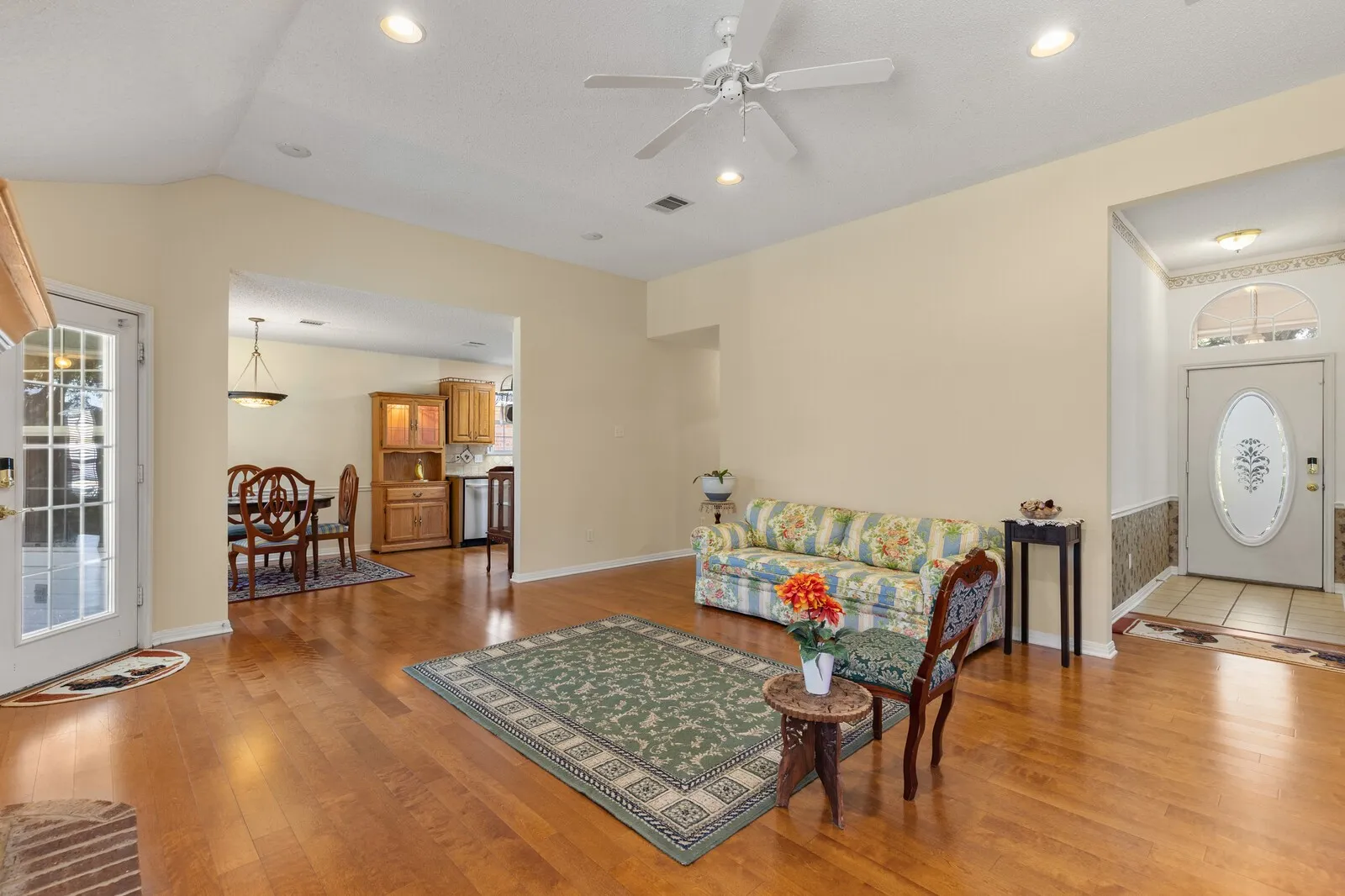 Single Family Residence For Sale in Mc Lennan County , 2800 Comanche Trail, Waco, Texas 76712, 3 Bedroom, 2 Bathroom, 2 Garage spaces, 1,572 Sqft, built in 1998, mls#21379006, Real Estate Agent in Waco, Homes For Sale in Mc Lennan county, Homes For Sale in Waco, Realtor in Waco Texas, Real Estate Brokerage Independent Realty Texas, Luminita Cordes Realtor