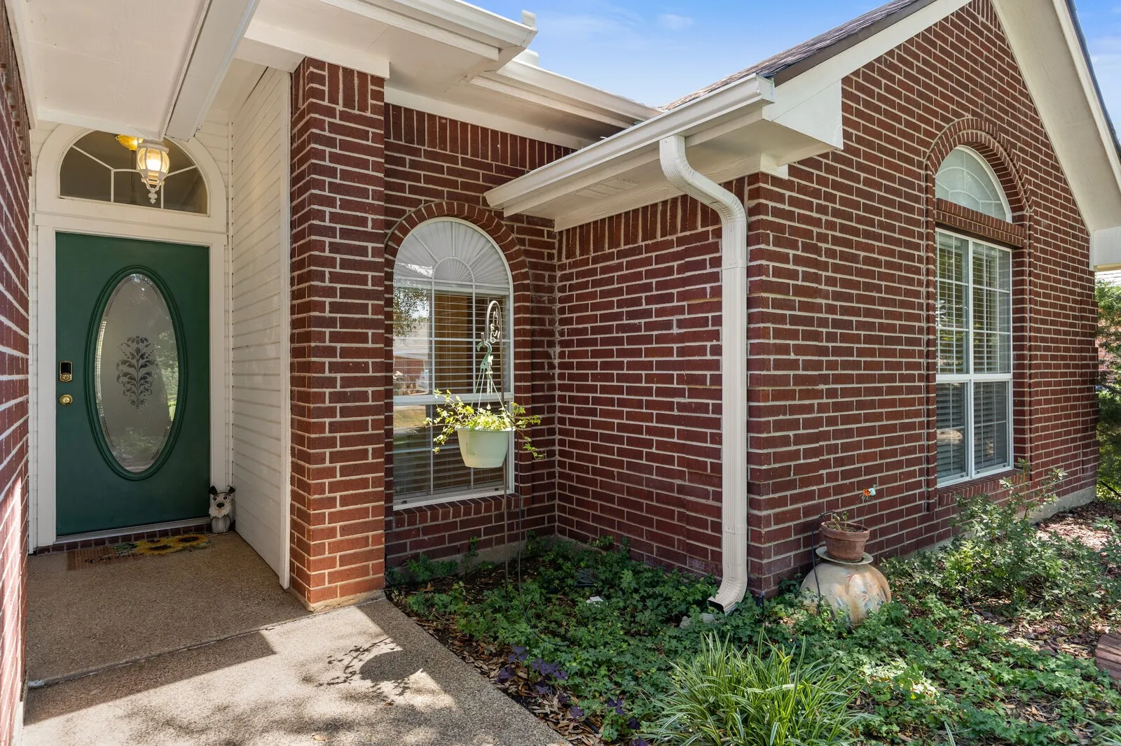 Single Family Residence For Sale in Mc Lennan County , 2800 Comanche Trail, Waco, Texas 76712, 3 Bedroom, 2 Bathroom, 2 Garage spaces, 1,572 Sqft, built in 1998, mls#21379006, Real Estate Agent in Waco, Homes For Sale in Mc Lennan county, Homes For Sale in Waco, Realtor in Waco Texas, Real Estate Brokerage Independent Realty Texas, Luminita Cordes Realtor