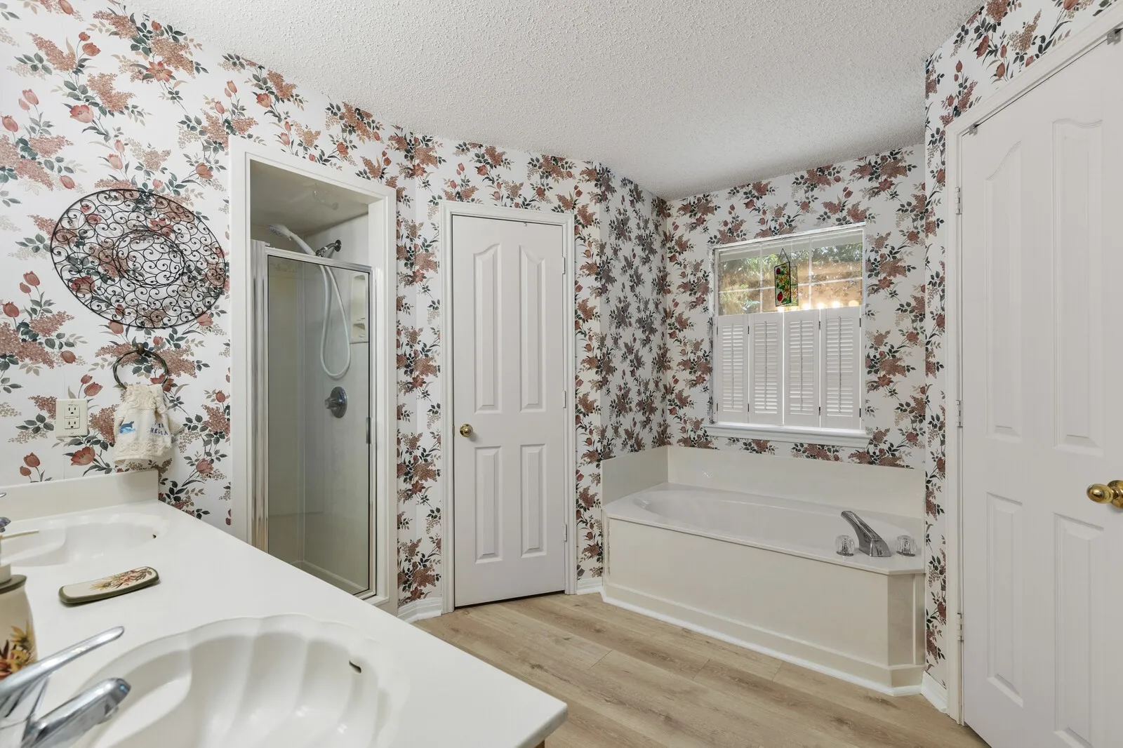 Single Family Residence For Sale in Mc Lennan County , 2800 Comanche Trail, Waco, Texas 76712, 3 Bedroom, 2 Bathroom, 2 Garage spaces, 1,572 Sqft, built in 1998, mls#21379006, Real Estate Agent in Waco, Homes For Sale in Mc Lennan county, Homes For Sale in Waco, Realtor in Waco Texas, Real Estate Brokerage Independent Realty Texas, Luminita Cordes Realtor