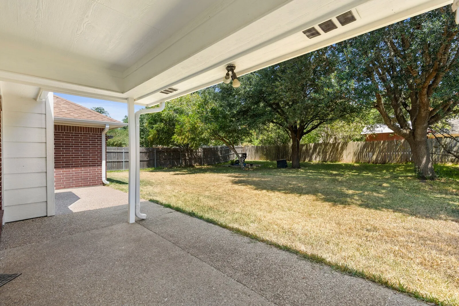 Single Family Residence For Sale in Mc Lennan County , 2800 Comanche Trail, Waco, Texas 76712, 3 Bedroom, 2 Bathroom, 2 Garage spaces, 1,572 Sqft, built in 1998, mls#21379006, Real Estate Agent in Waco, Homes For Sale in Mc Lennan county, Homes For Sale in Waco, Realtor in Waco Texas, Real Estate Brokerage Independent Realty Texas, Luminita Cordes Realtor