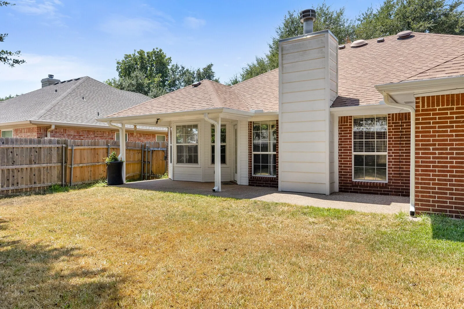 Single Family Residence For Sale in Mc Lennan County , 2800 Comanche Trail, Waco, Texas 76712, 3 Bedroom, 2 Bathroom, 2 Garage spaces, 1,572 Sqft, built in 1998, mls#21379006, Real Estate Agent in Waco, Homes For Sale in Mc Lennan county, Homes For Sale in Waco, Realtor in Waco Texas, Real Estate Brokerage Independent Realty Texas, Luminita Cordes Realtor