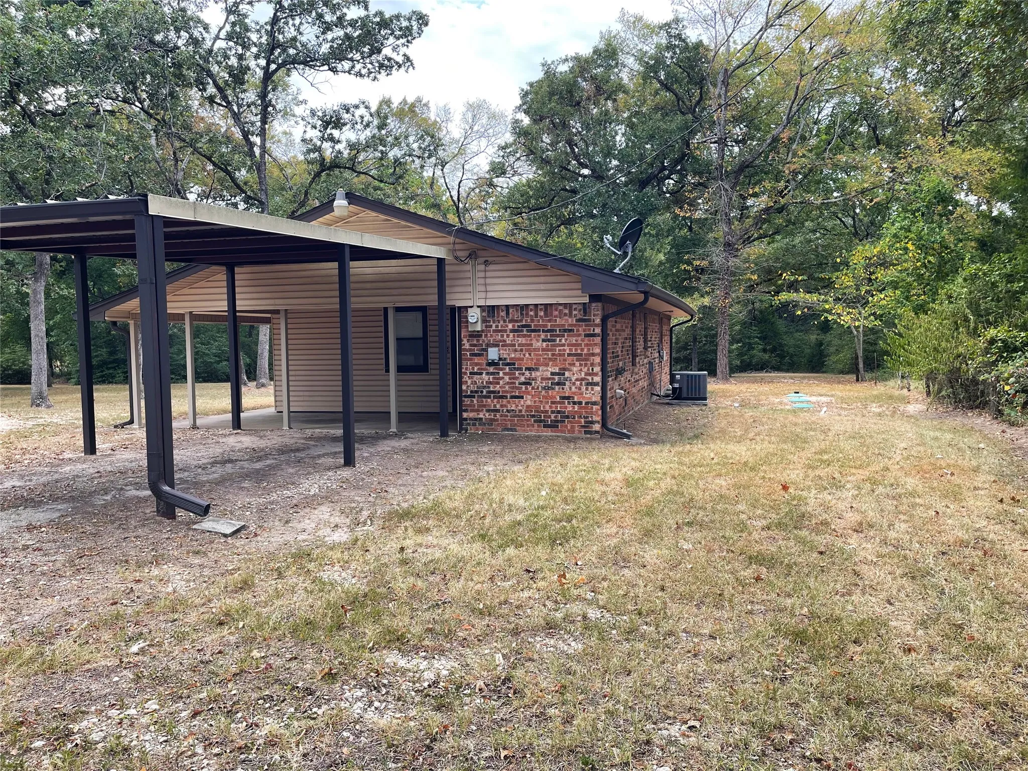 Single Family Residence For Sale in Freestone County , 113 Fcr 523, Fairfield, Texas 75840, 2 Bedroom, 1 Bathroom, Garage spaces, 866 Sqft, built in 1975, mls#21369787, Real Estate Agent in Fairfield, Homes For Sale in Freestone county, Homes For Sale in Fairfield, Realtor in Fairfield Texas, Real Estate Brokerage Independent Realty Texas, Luminita Cordes Realtor