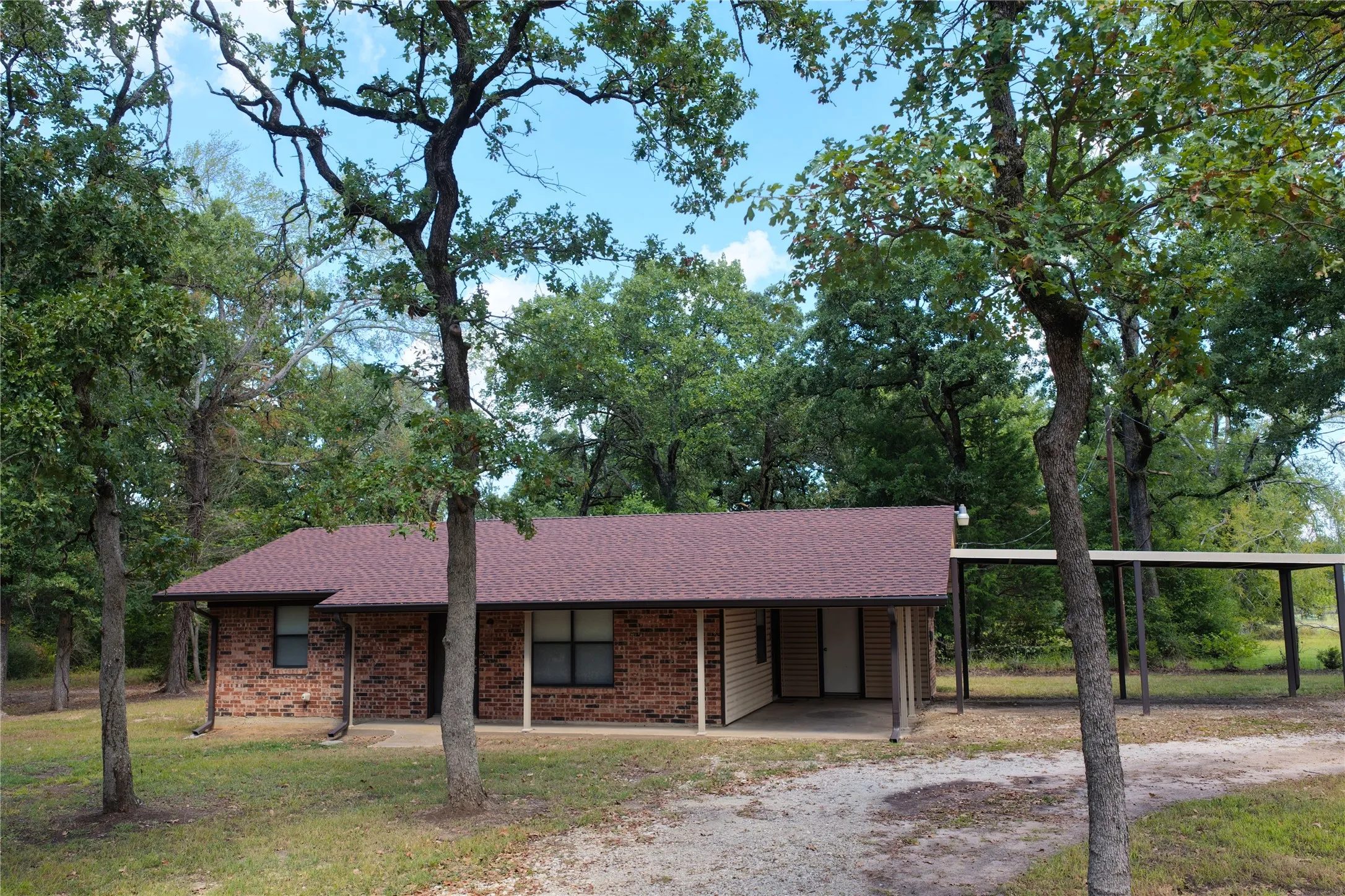 Single Family Residence For Sale in Freestone County , 113 Fcr 523, Fairfield, Texas 75840, 2 Bedroom, 1 Bathroom, Garage spaces, 866 Sqft, built in 1975, mls#21369787, Real Estate Agent in Fairfield, Homes For Sale in Freestone county, Homes For Sale in Fairfield, Realtor in Fairfield Texas, Real Estate Brokerage Independent Realty Texas, Luminita Cordes Realtor