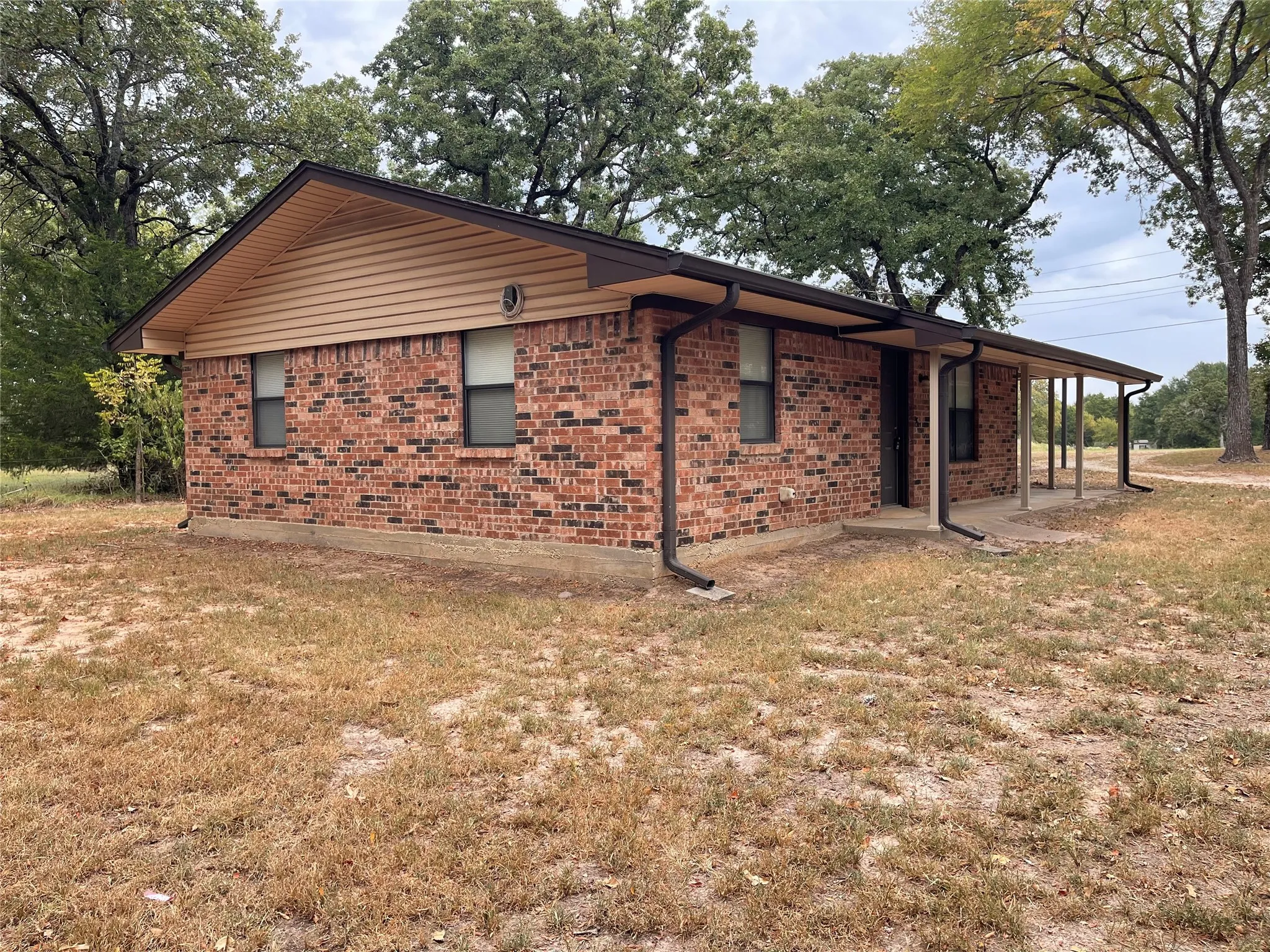 Single Family Residence For Sale in Freestone County , 113 Fcr 523, Fairfield, Texas 75840, 2 Bedroom, 1 Bathroom, Garage spaces, 866 Sqft, built in 1975, mls#21369787, Real Estate Agent in Fairfield, Homes For Sale in Freestone county, Homes For Sale in Fairfield, Realtor in Fairfield Texas, Real Estate Brokerage Independent Realty Texas, Luminita Cordes Realtor