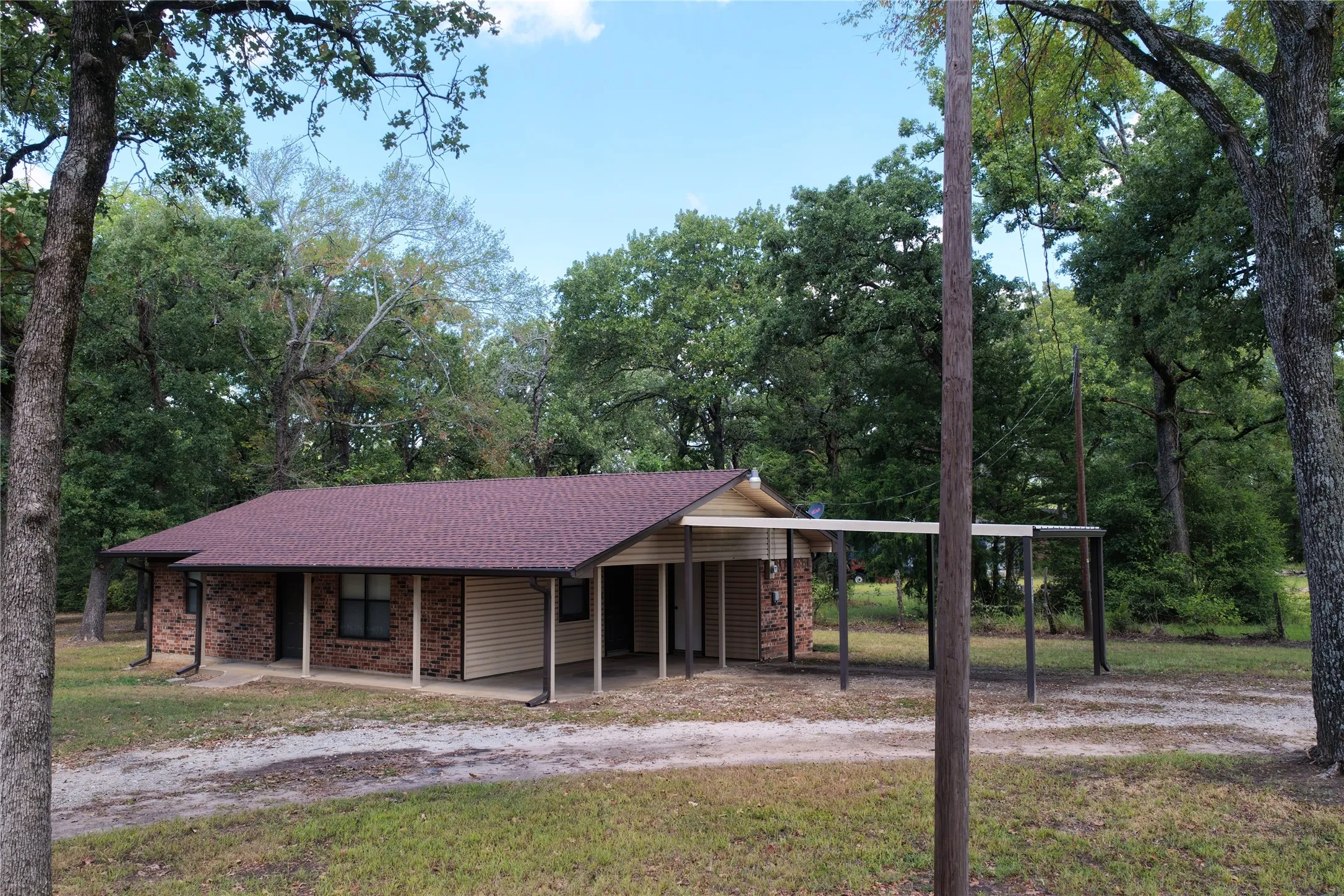 Single Family Residence For Sale in Freestone County , 113 Fcr 523, Fairfield, Texas 75840, 2 Bedroom, 1 Bathroom, Garage spaces, 866 Sqft, built in 1975, mls#21369787, Real Estate Agent in Fairfield, Homes For Sale in Freestone county, Homes For Sale in Fairfield, Realtor in Fairfield Texas, Real Estate Brokerage Independent Realty Texas, Luminita Cordes Realtor