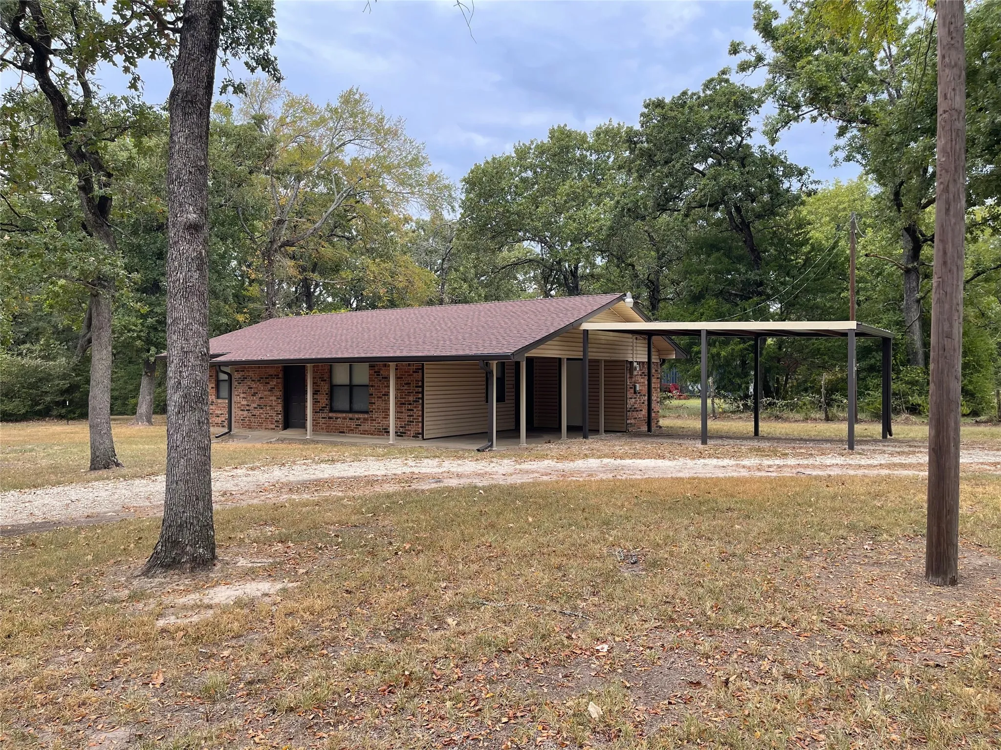 Single Family Residence For Sale in Freestone County , 113 Fcr 523, Fairfield, Texas 75840, 2 Bedroom, 1 Bathroom, Garage spaces, 866 Sqft, built in 1975, mls#21369787, Real Estate Agent in Fairfield, Homes For Sale in Freestone county, Homes For Sale in Fairfield, Realtor in Fairfield Texas, Real Estate Brokerage Independent Realty Texas, Luminita Cordes Realtor