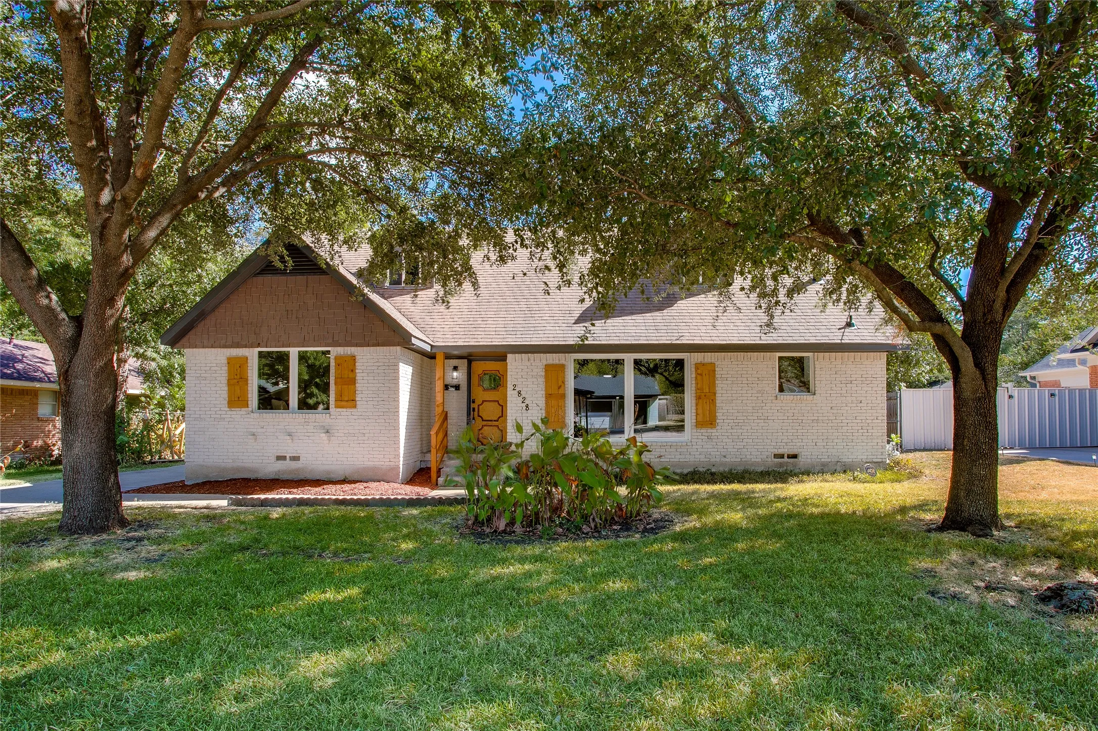 Single Family Residence For Sale in Dallas County , 2828 Larkspur Lane, Dallas, Texas 75233, 4 Bedroom, 3 Bathroom, 2 Garage spaces, 2,023 Sqft, built in 1963, mls#21369198, Real Estate Agent in Dallas, Homes For Sale in Dallas county, Homes For Sale in Dallas, Realtor in Dallas Texas, Real Estate Brokerage Independent Realty Texas, Luminita Cordes Realtor