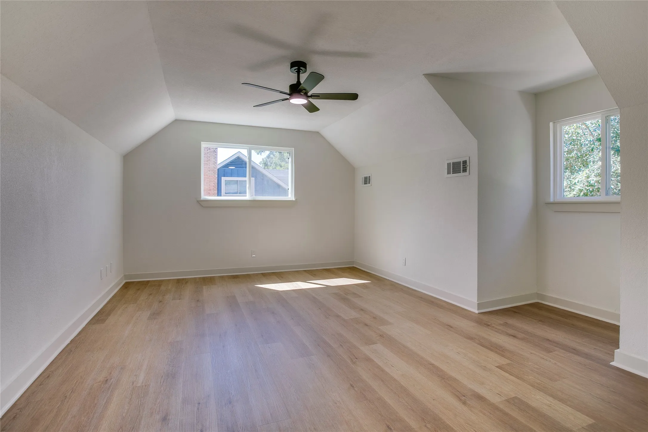 Single Family Residence For Sale in Dallas County , 2828 Larkspur Lane, Dallas, Texas 75233, 4 Bedroom, 3 Bathroom, 2 Garage spaces, 2,023 Sqft, built in 1963, mls#21369198, Real Estate Agent in Dallas, Homes For Sale in Dallas county, Homes For Sale in Dallas, Realtor in Dallas Texas, Real Estate Brokerage Independent Realty Texas, Luminita Cordes Realtor