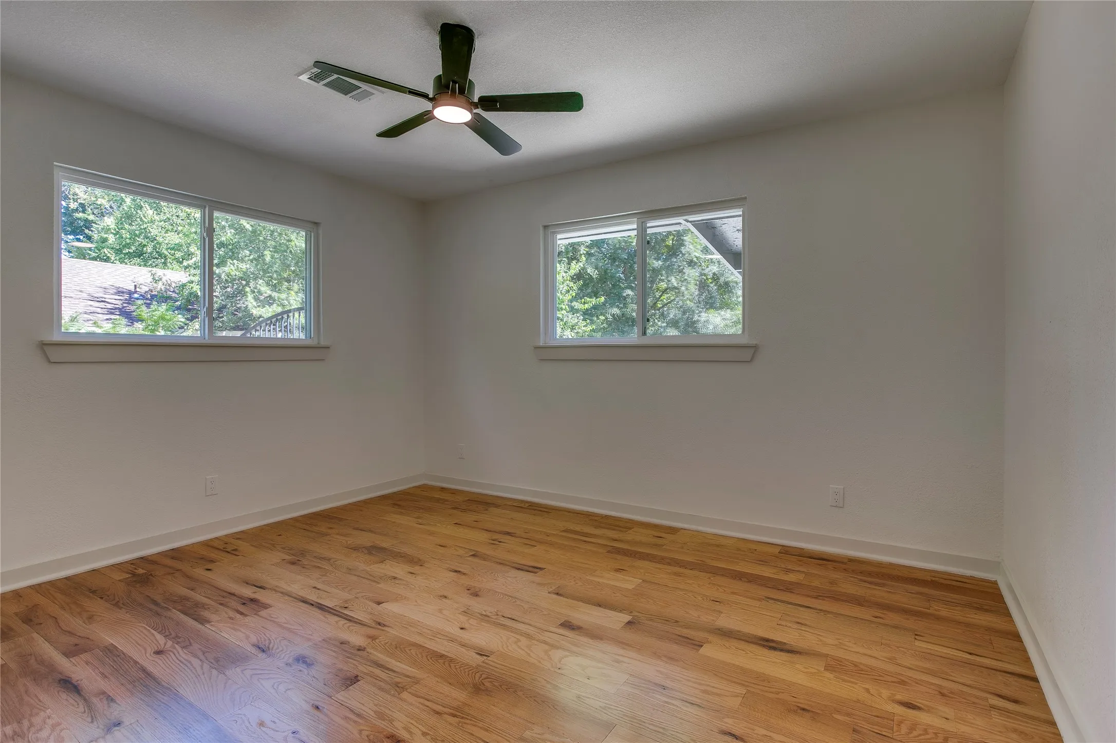 Single Family Residence For Sale in Dallas County , 2828 Larkspur Lane, Dallas, Texas 75233, 4 Bedroom, 3 Bathroom, 2 Garage spaces, 2,023 Sqft, built in 1963, mls#21369198, Real Estate Agent in Dallas, Homes For Sale in Dallas county, Homes For Sale in Dallas, Realtor in Dallas Texas, Real Estate Brokerage Independent Realty Texas, Luminita Cordes Realtor