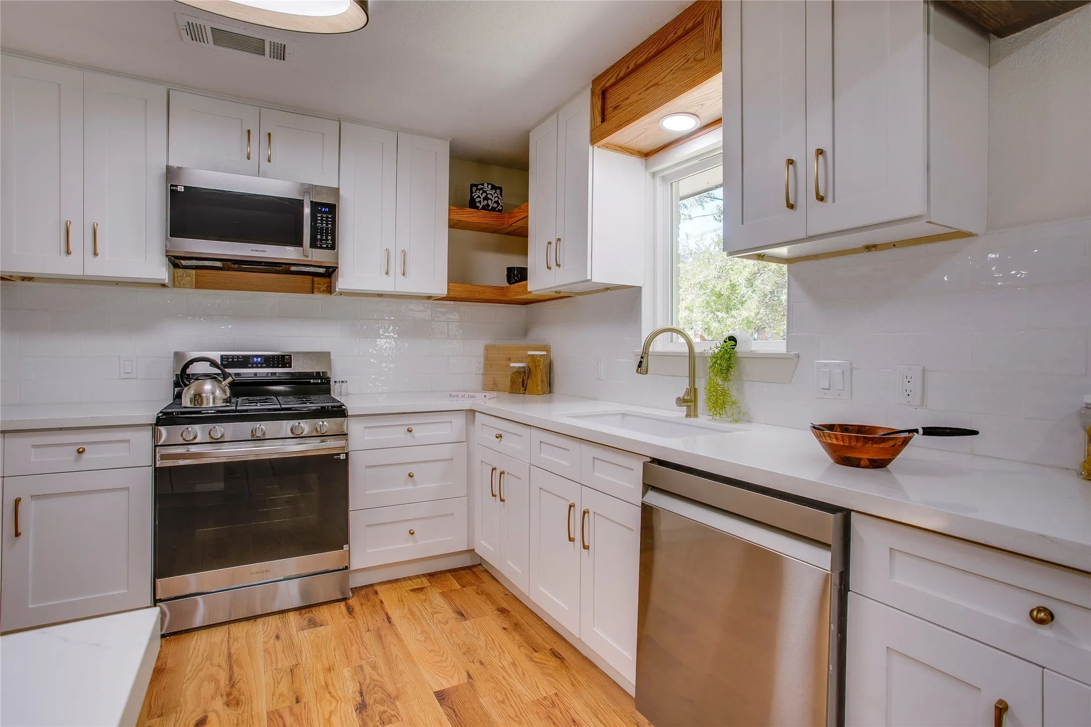 Single Family Residence For Sale in Dallas County , 2828 Larkspur Lane, Dallas, Texas 75233, 4 Bedroom, 3 Bathroom, 2 Garage spaces, 2,023 Sqft, built in 1963, mls#21369198, Real Estate Agent in Dallas, Homes For Sale in Dallas county, Homes For Sale in Dallas, Realtor in Dallas Texas, Real Estate Brokerage Independent Realty Texas, Luminita Cordes Realtor