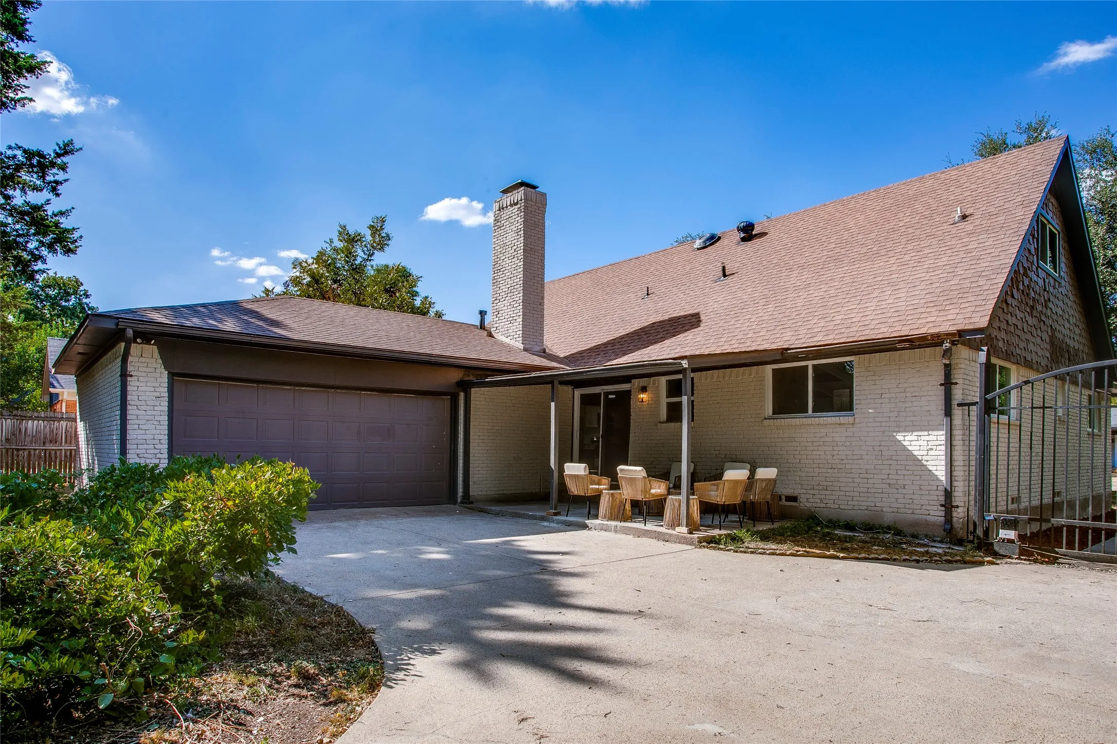 Single Family Residence For Sale in Dallas County , 2828 Larkspur Lane, Dallas, Texas 75233, 4 Bedroom, 3 Bathroom, 2 Garage spaces, 2,023 Sqft, built in 1963, mls#21369198, Real Estate Agent in Dallas, Homes For Sale in Dallas county, Homes For Sale in Dallas, Realtor in Dallas Texas, Real Estate Brokerage Independent Realty Texas, Luminita Cordes Realtor