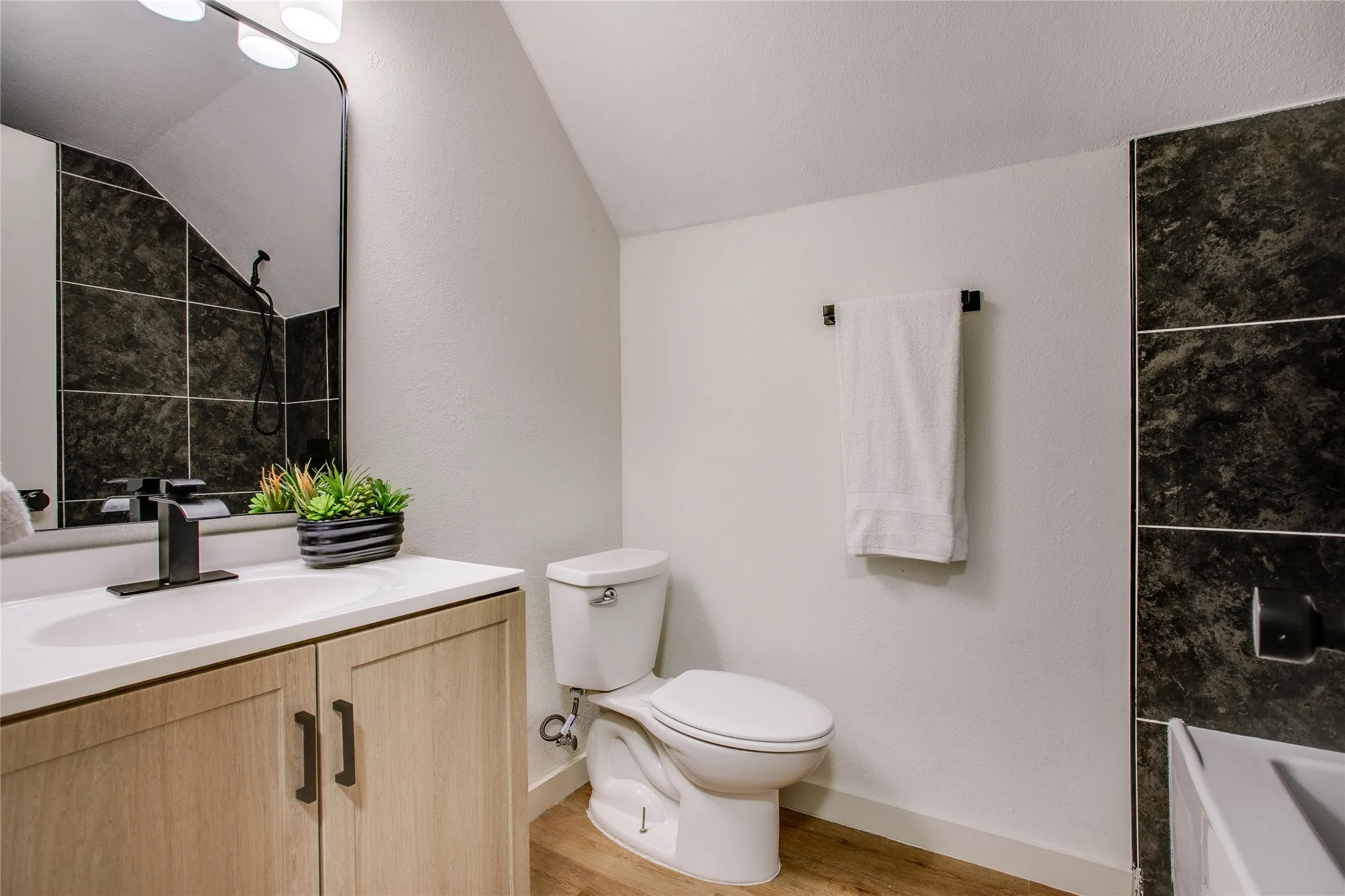 Single Family Residence For Sale in Dallas County , 2828 Larkspur Lane, Dallas, Texas 75233, 4 Bedroom, 3 Bathroom, 2 Garage spaces, 2,023 Sqft, built in 1963, mls#21369198, Real Estate Agent in Dallas, Homes For Sale in Dallas county, Homes For Sale in Dallas, Realtor in Dallas Texas, Real Estate Brokerage Independent Realty Texas, Luminita Cordes Realtor