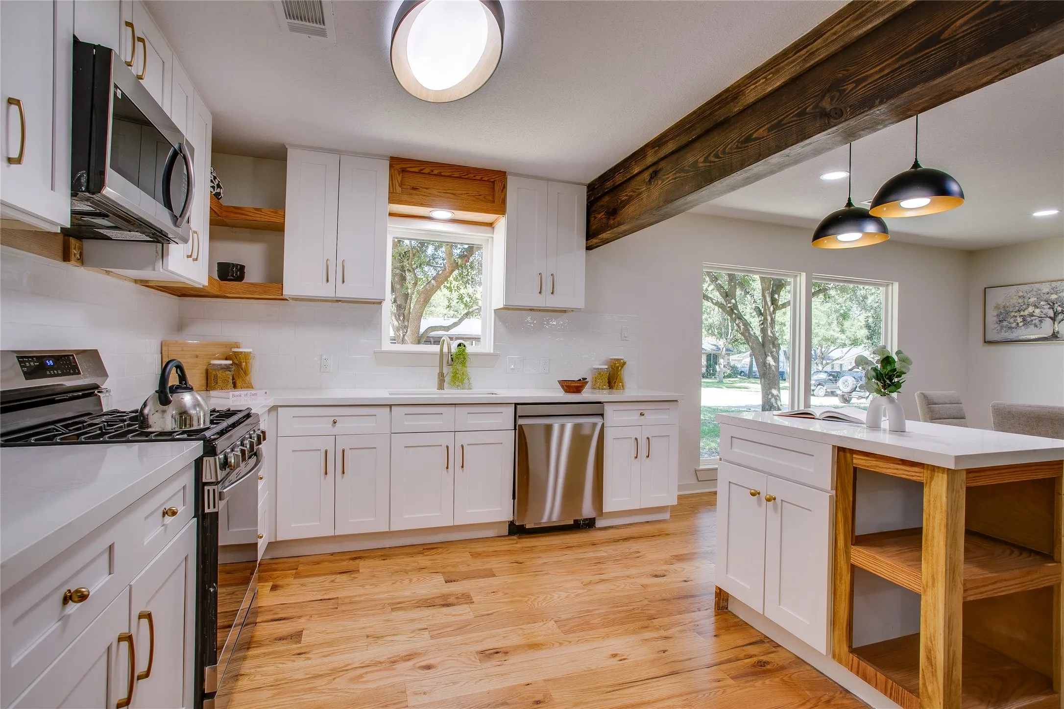Single Family Residence For Sale in Dallas County , 2828 Larkspur Lane, Dallas, Texas 75233, 4 Bedroom, 3 Bathroom, 2 Garage spaces, 2,023 Sqft, built in 1963, mls#21369198, Real Estate Agent in Dallas, Homes For Sale in Dallas county, Homes For Sale in Dallas, Realtor in Dallas Texas, Real Estate Brokerage Independent Realty Texas, Luminita Cordes Realtor