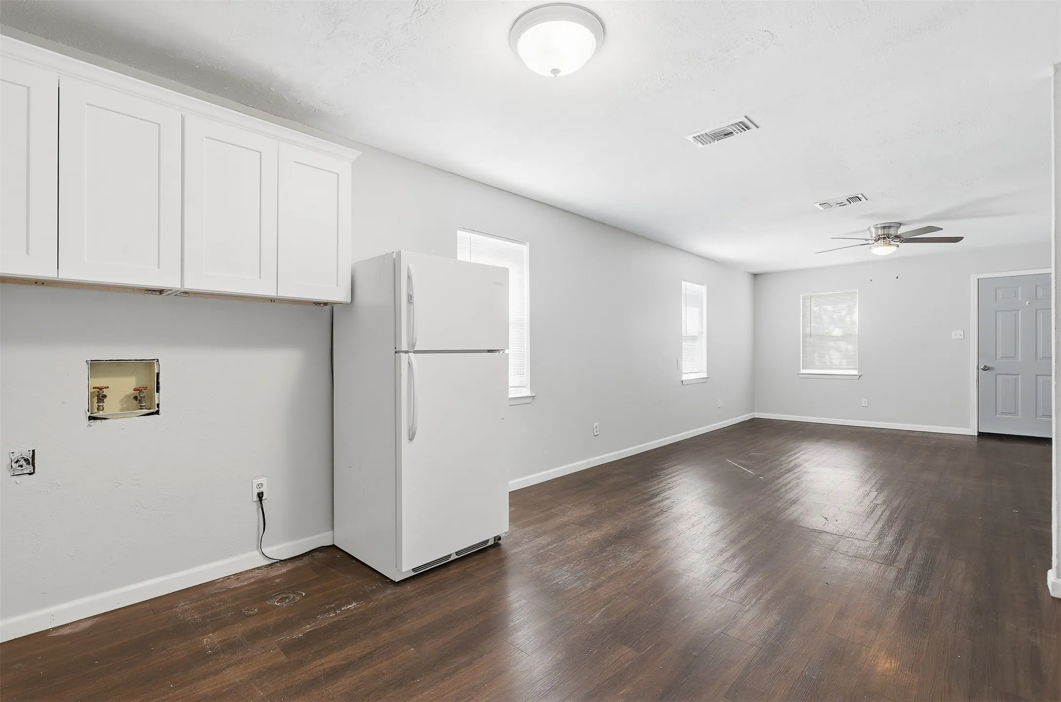 Duplex For Rent in Parker County , 217 Joyce Street B, Weatherford, Texas 76085, 2 Bedroom, 1 Bathroom, Garage spaces, 3,356 Sqft, built in 1978, mls#21379020, Real Estate Agent in Weatherford, Homes For Rent in Parker county, Homes For Rent in Weatherford, Realtor in Weatherford Texas, Real Estate Brokerage Independent Realty Texas, Luminita Cordes Realtor